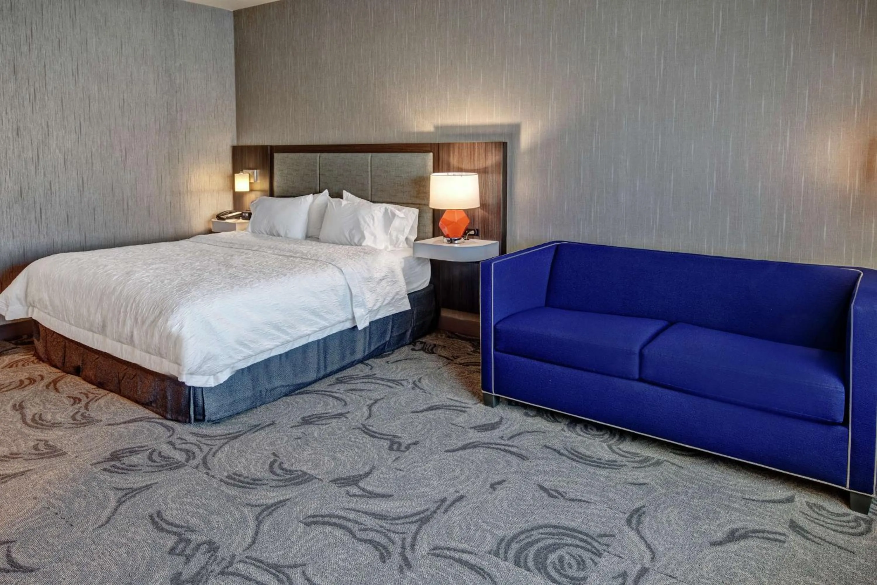 Living room, Bed in Hampton Inn Fresno Airport