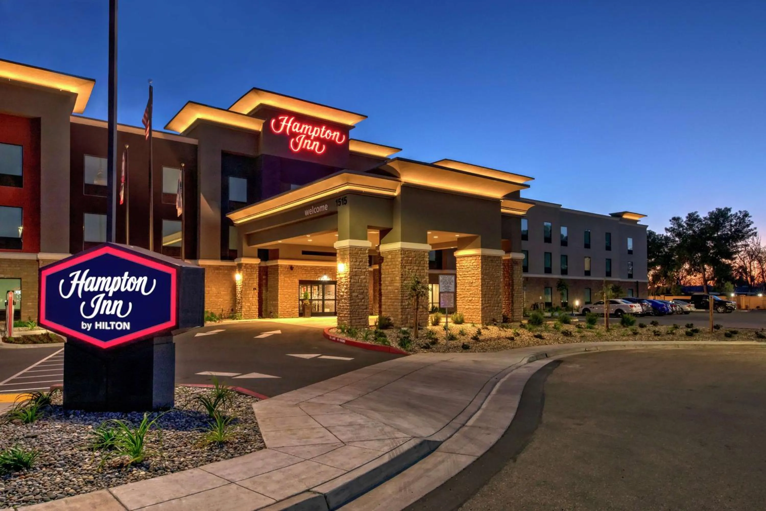 Property building in Hampton Inn Fresno Airport