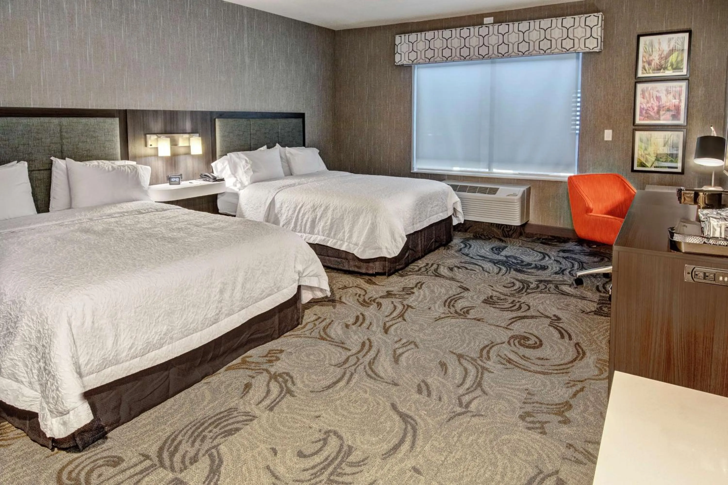 Bed in Hampton Inn Fresno Airport