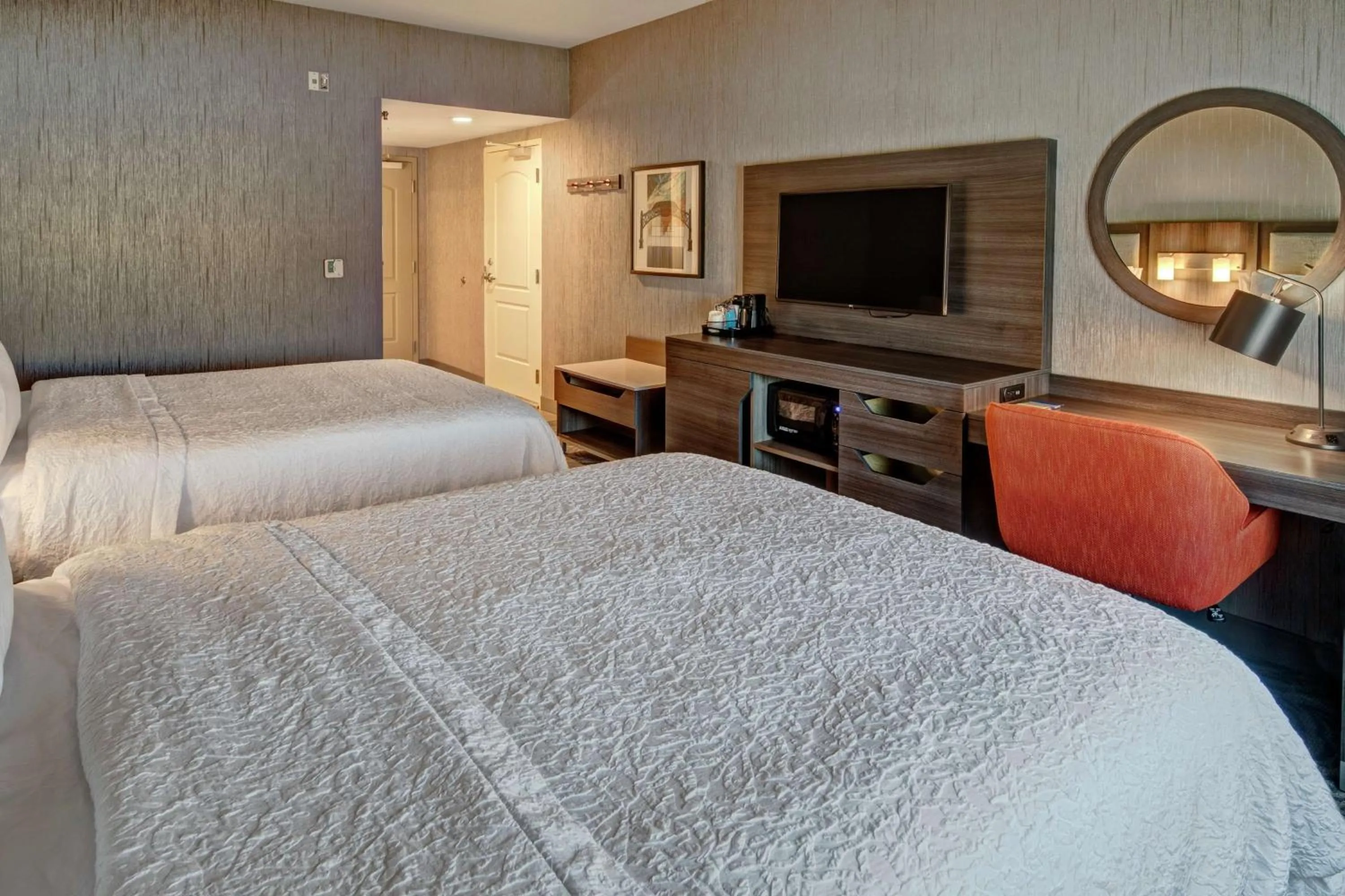 Bed in Hampton Inn Fresno Airport