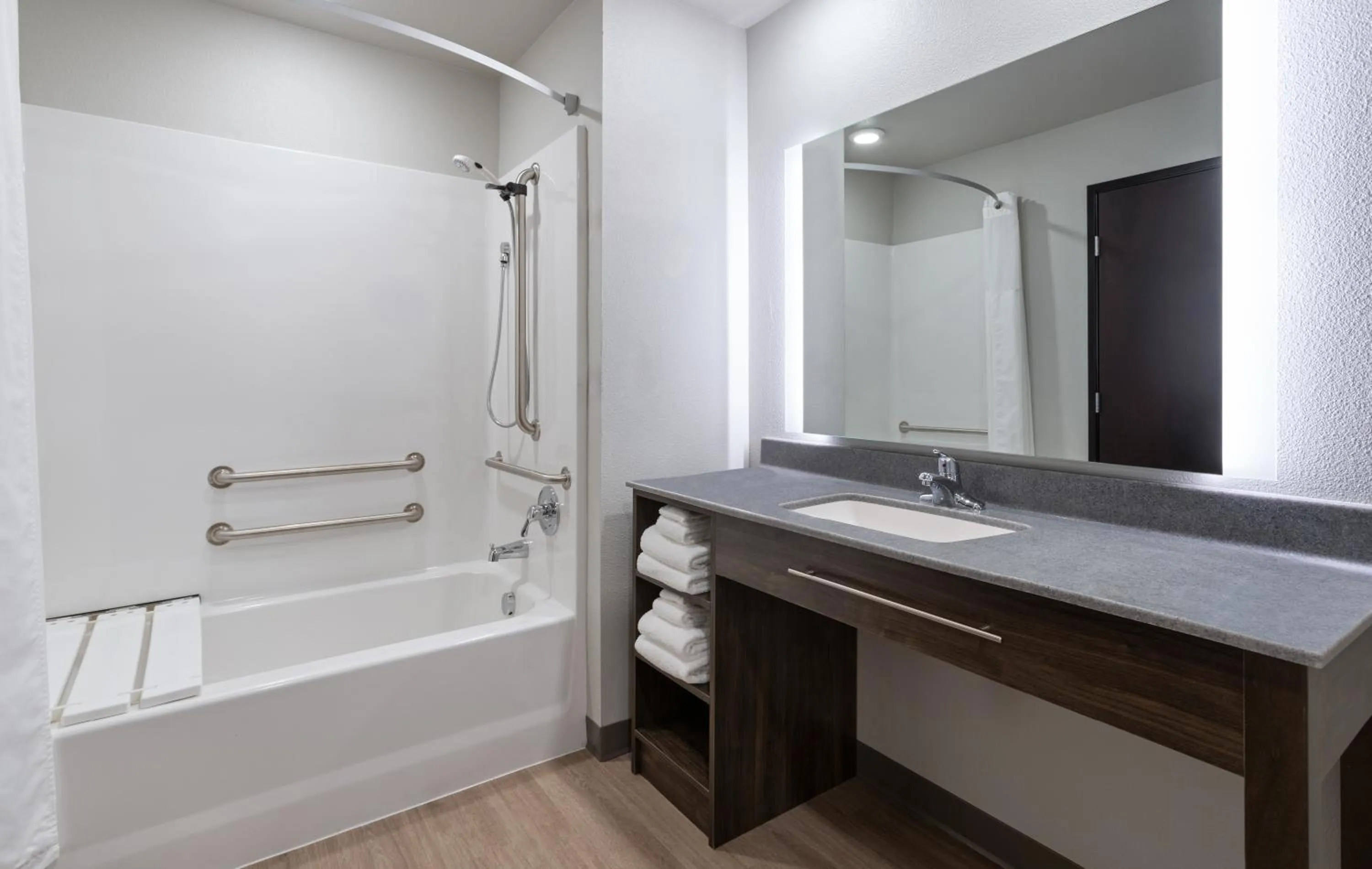 Shower in My Place Hotel-Indianapolis Airport/Plainfield, IN