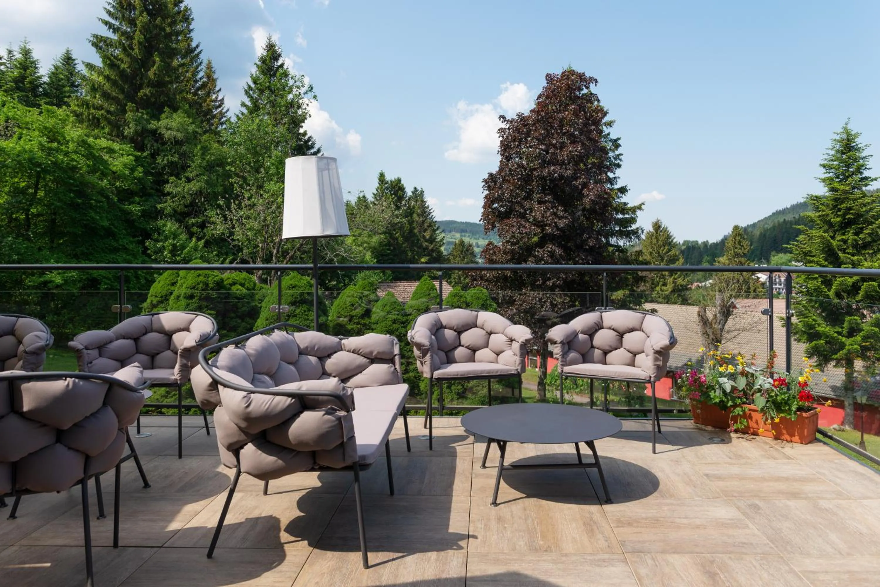 Patio in Hôtel Restaurant Spa Les Jardins De Sophie