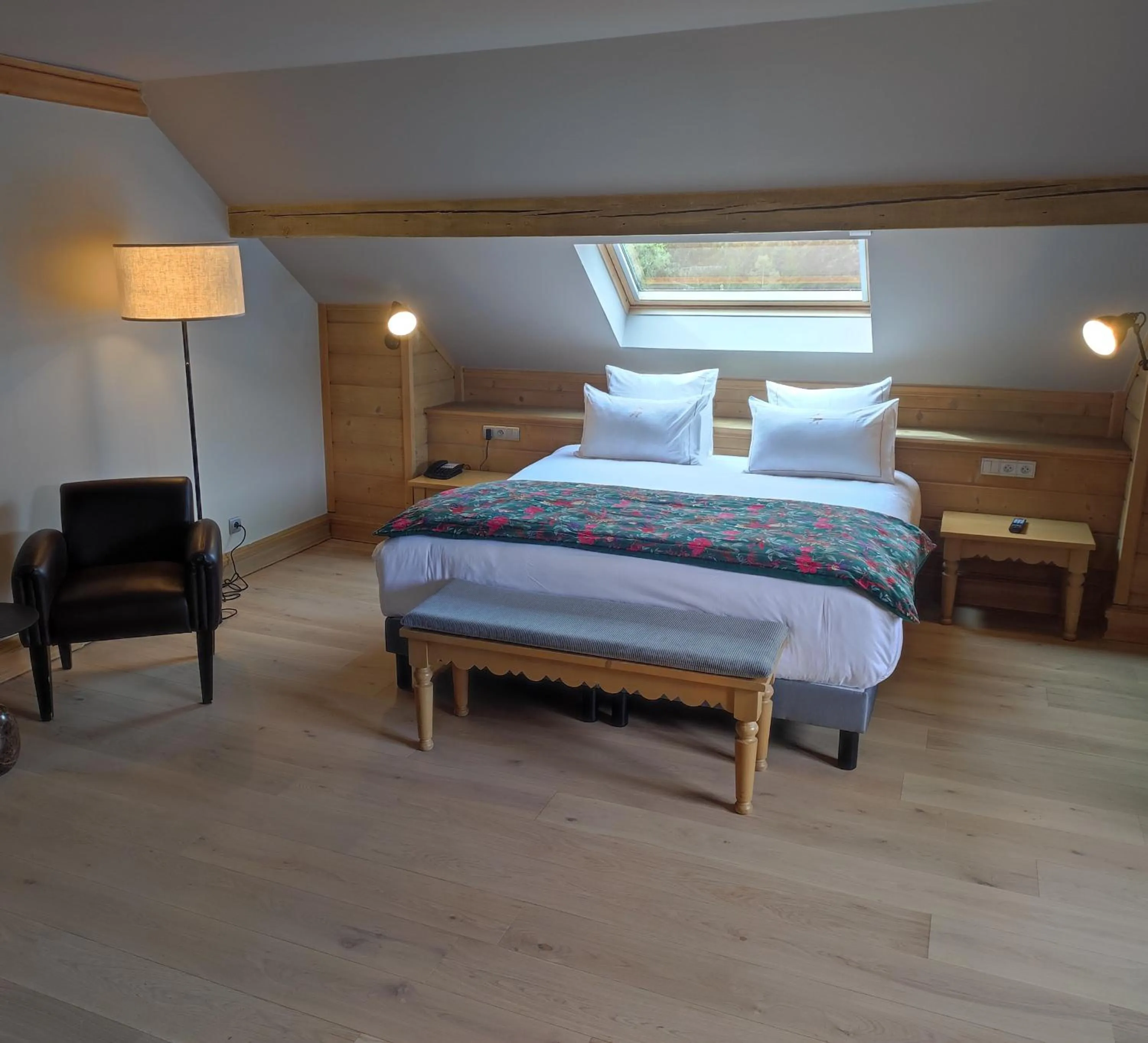 Bed in Hôtel Restaurant Spa Les Jardins De Sophie