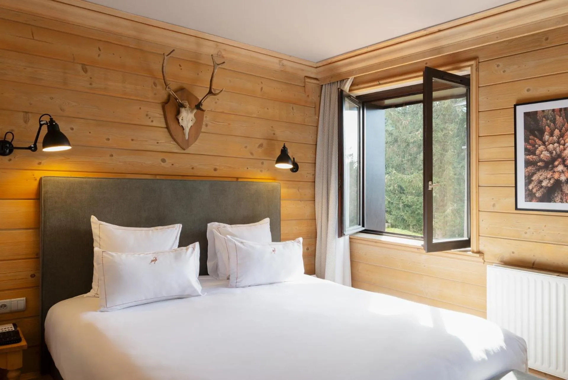 Bed in Hôtel Restaurant Spa Les Jardins De Sophie