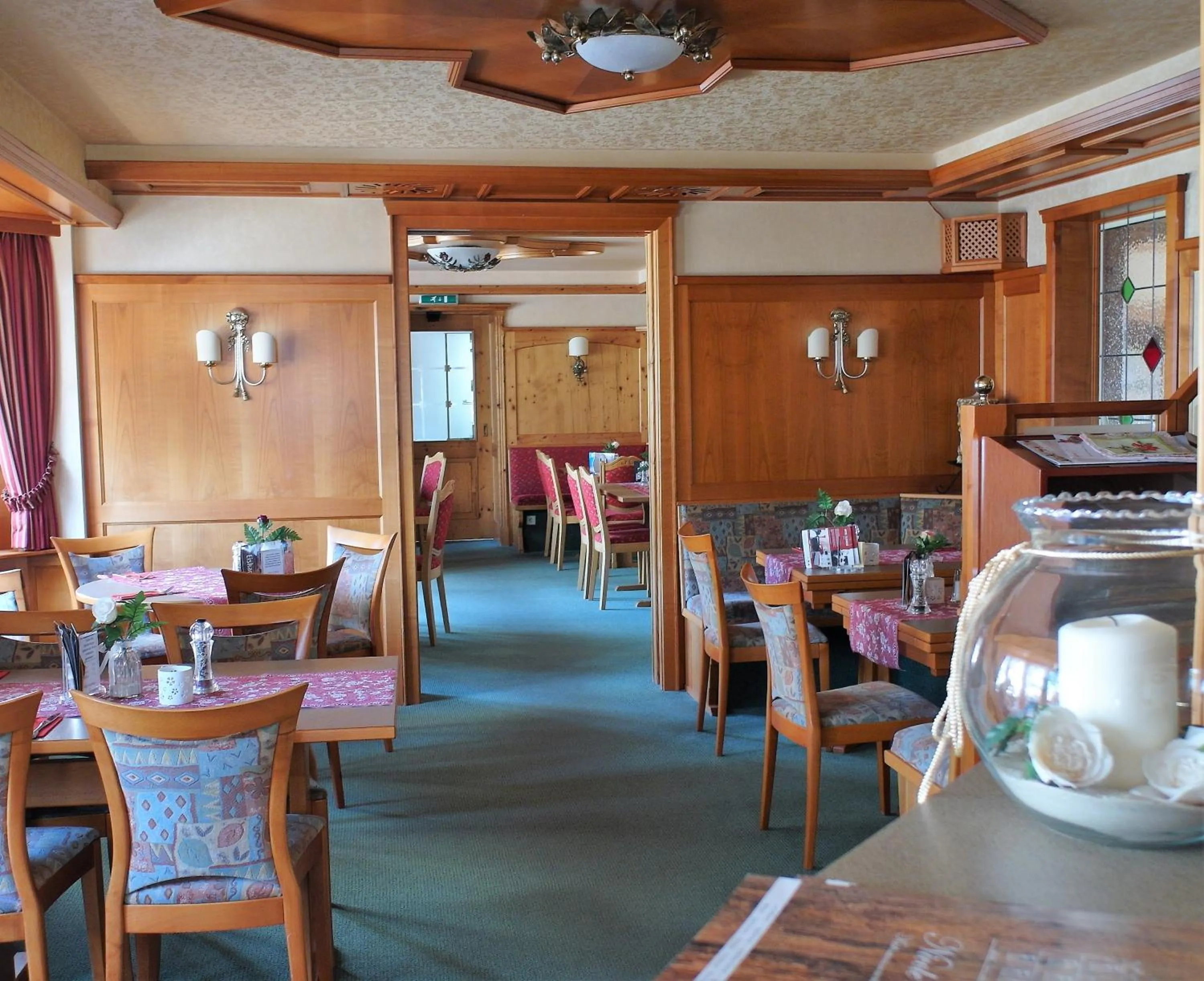 Restaurant/places to eat in Hotel Clemens