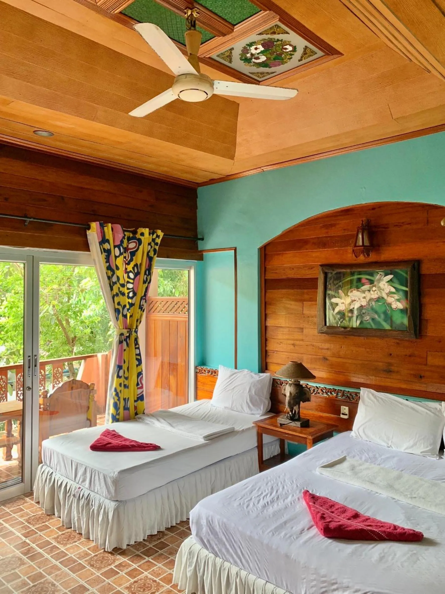 Bed in Koh Tao Tropicana Resort