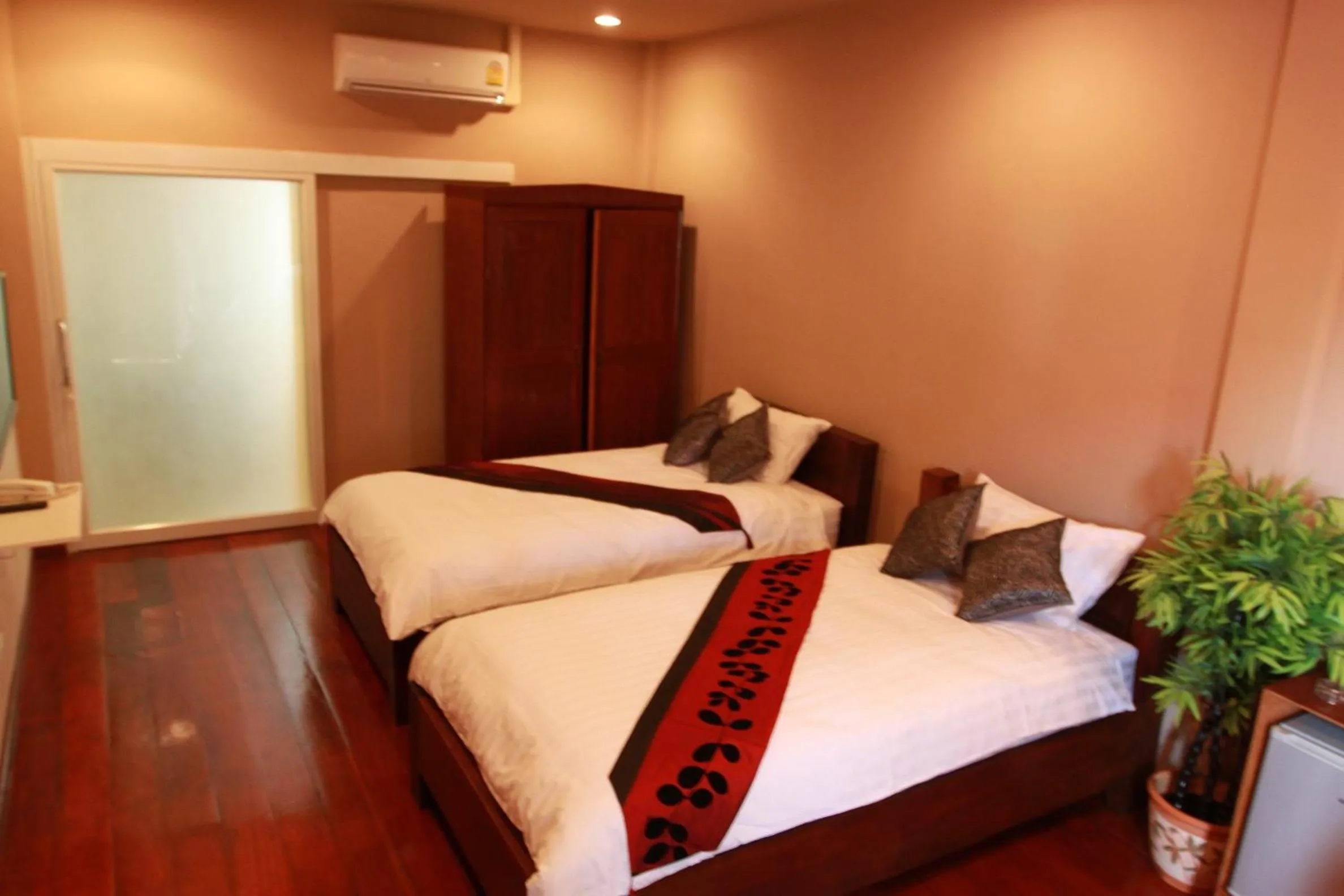 Photo of the whole room, Bed in Thongran's House