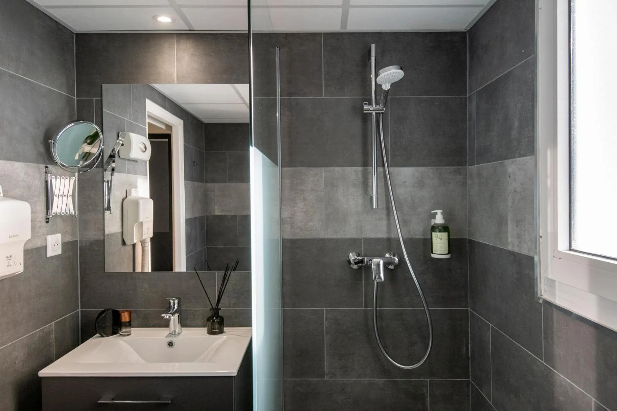 Shower in Hotel du Forum