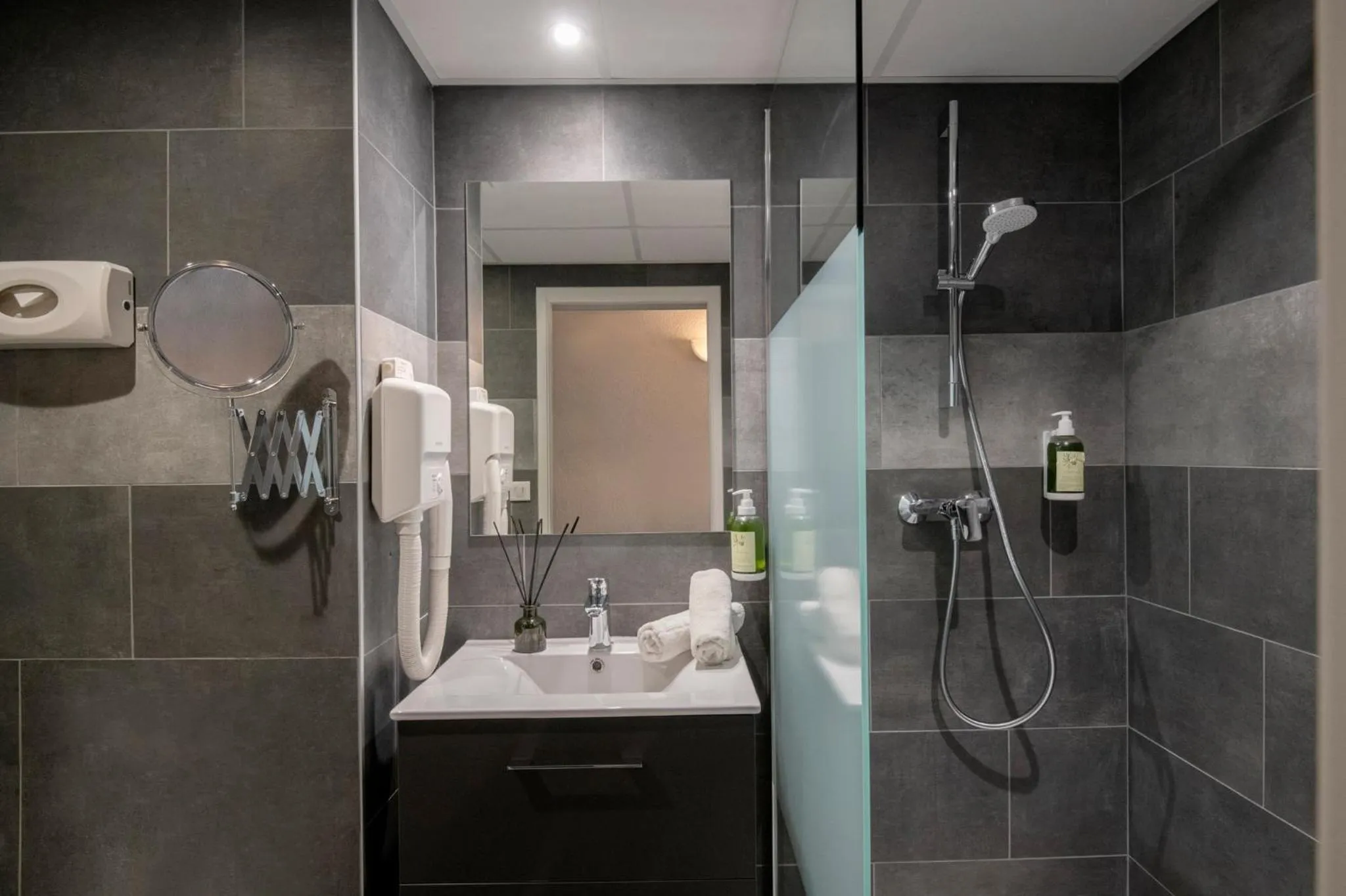 Shower in Hotel du Forum