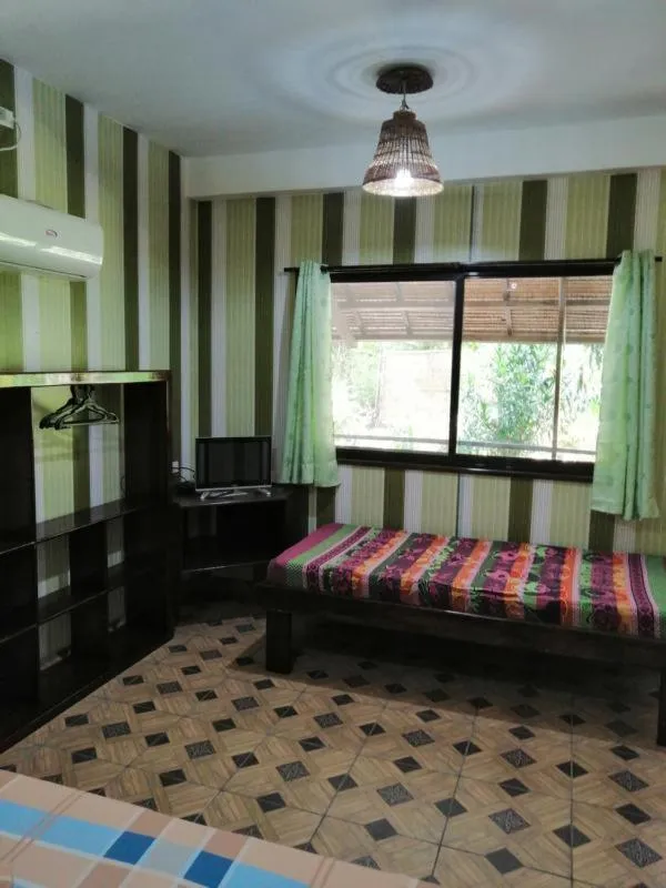 Bed in Eddie`s Beach Resort Siargao