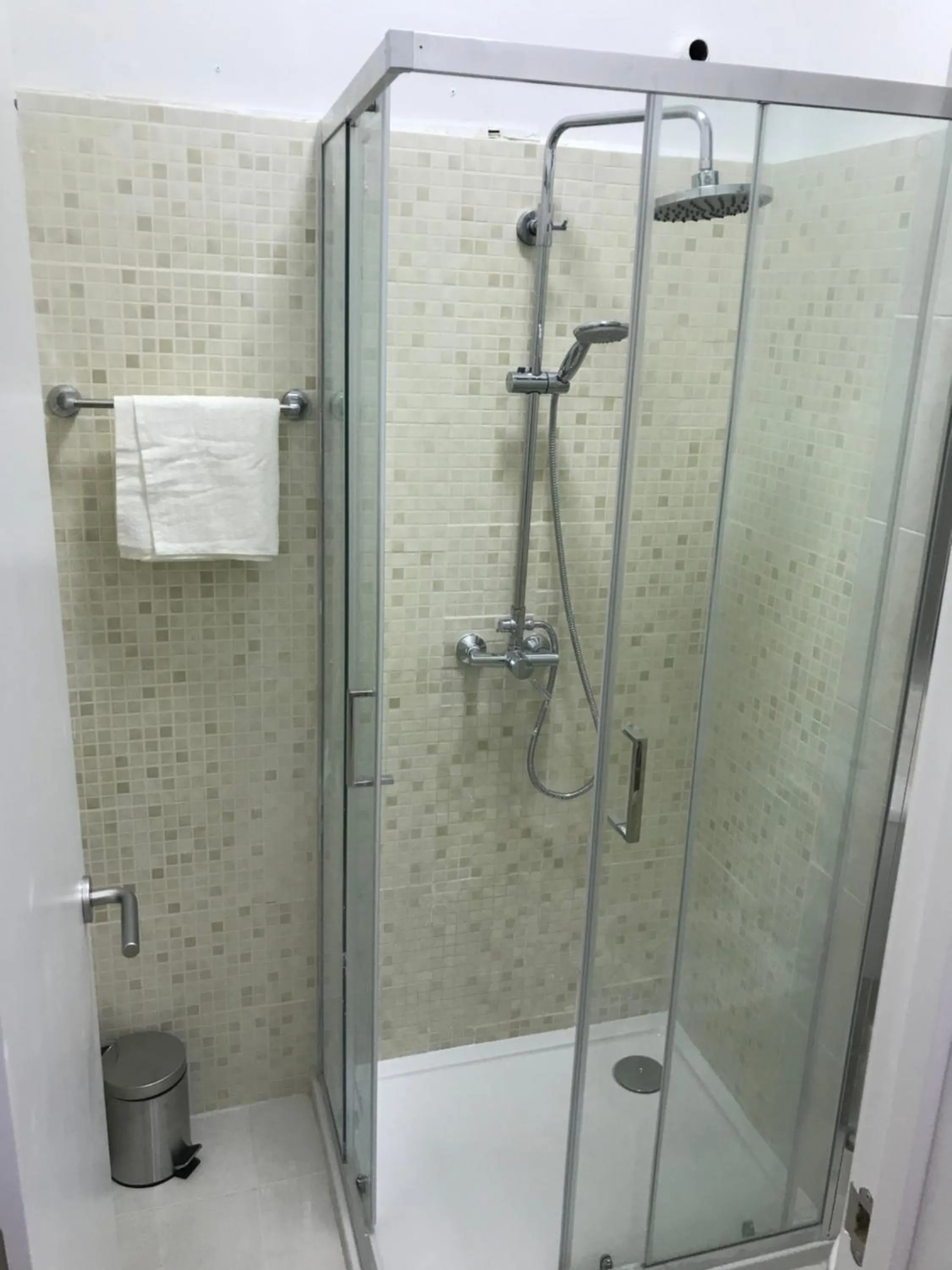 Bathroom in Charming episode