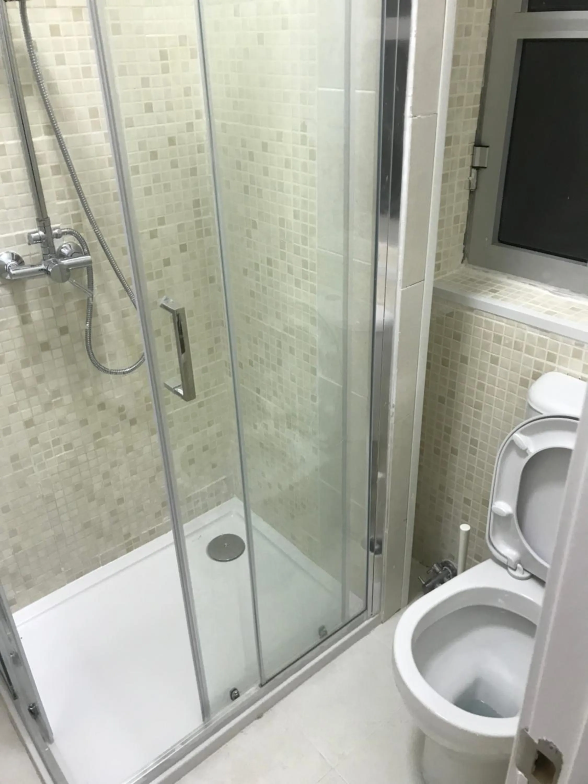 Bathroom in Charming episode