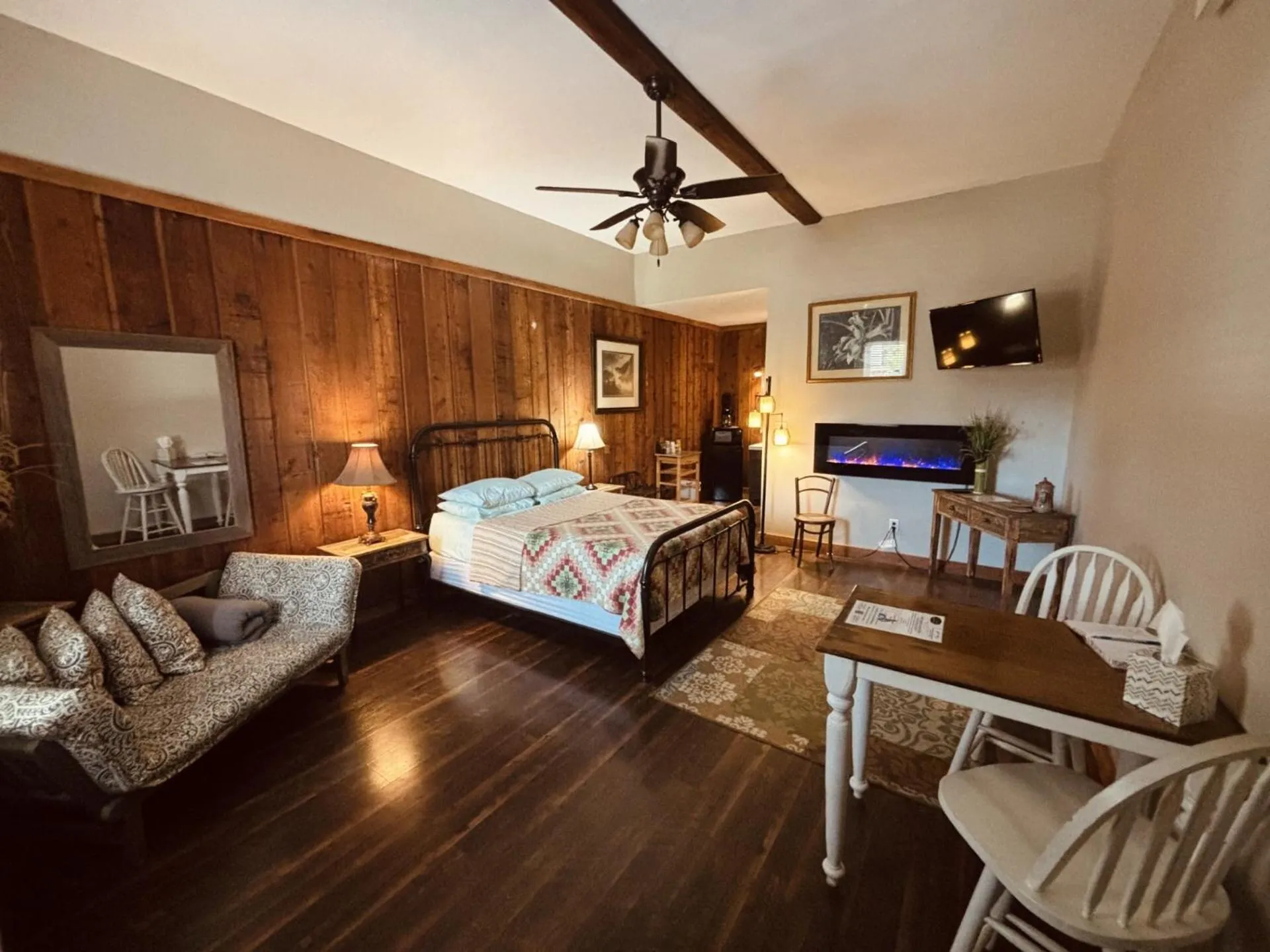 Bedroom, Bed in The Iris Garden Downtown Cottages and Suites