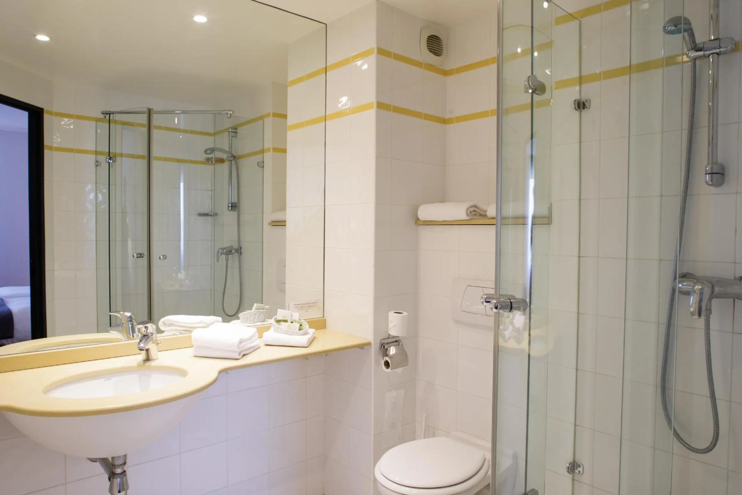 Bathroom in ibis Styles Chartres Sud Barjouville