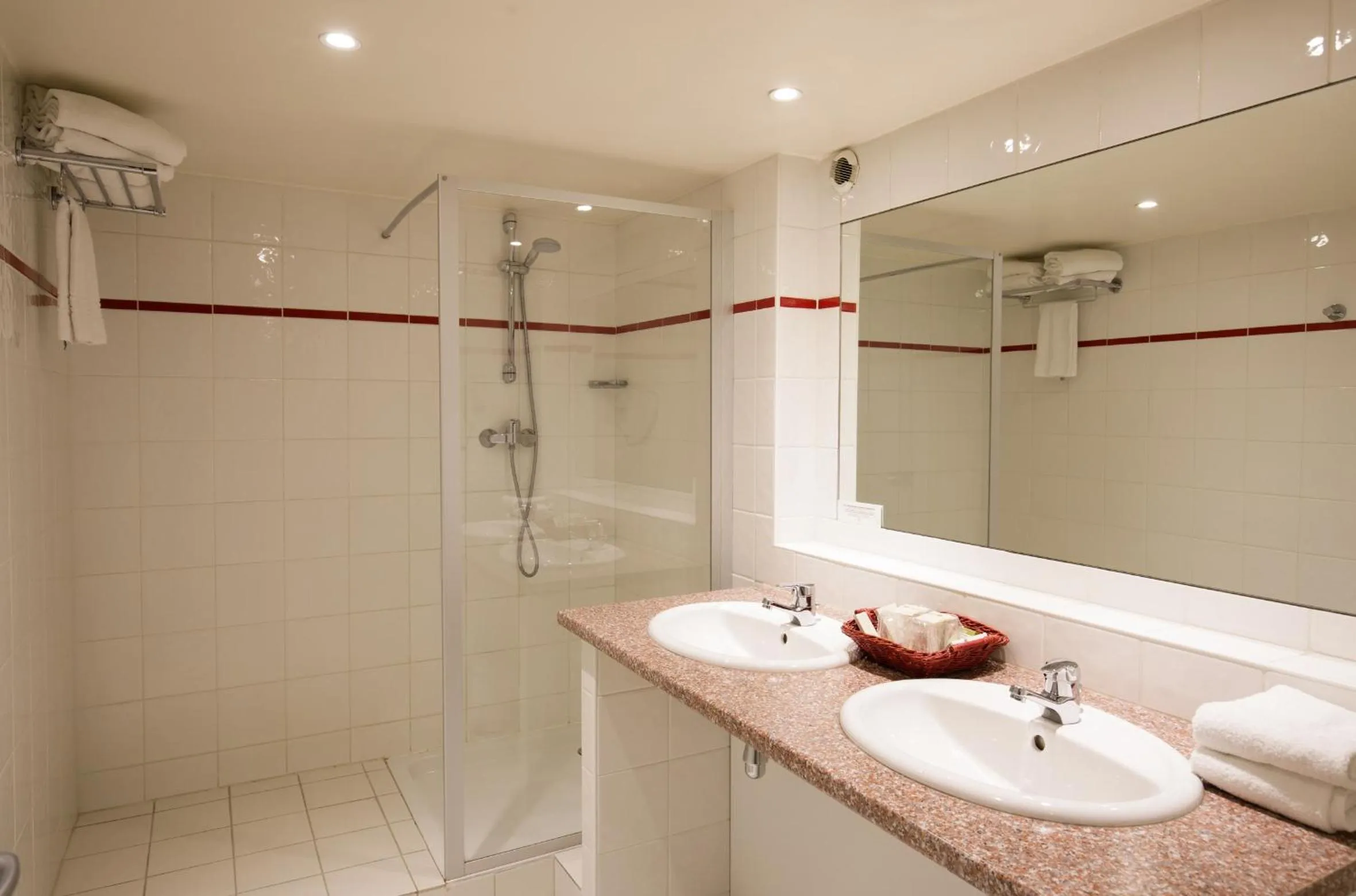 Bathroom in ibis Styles Chartres Sud Barjouville