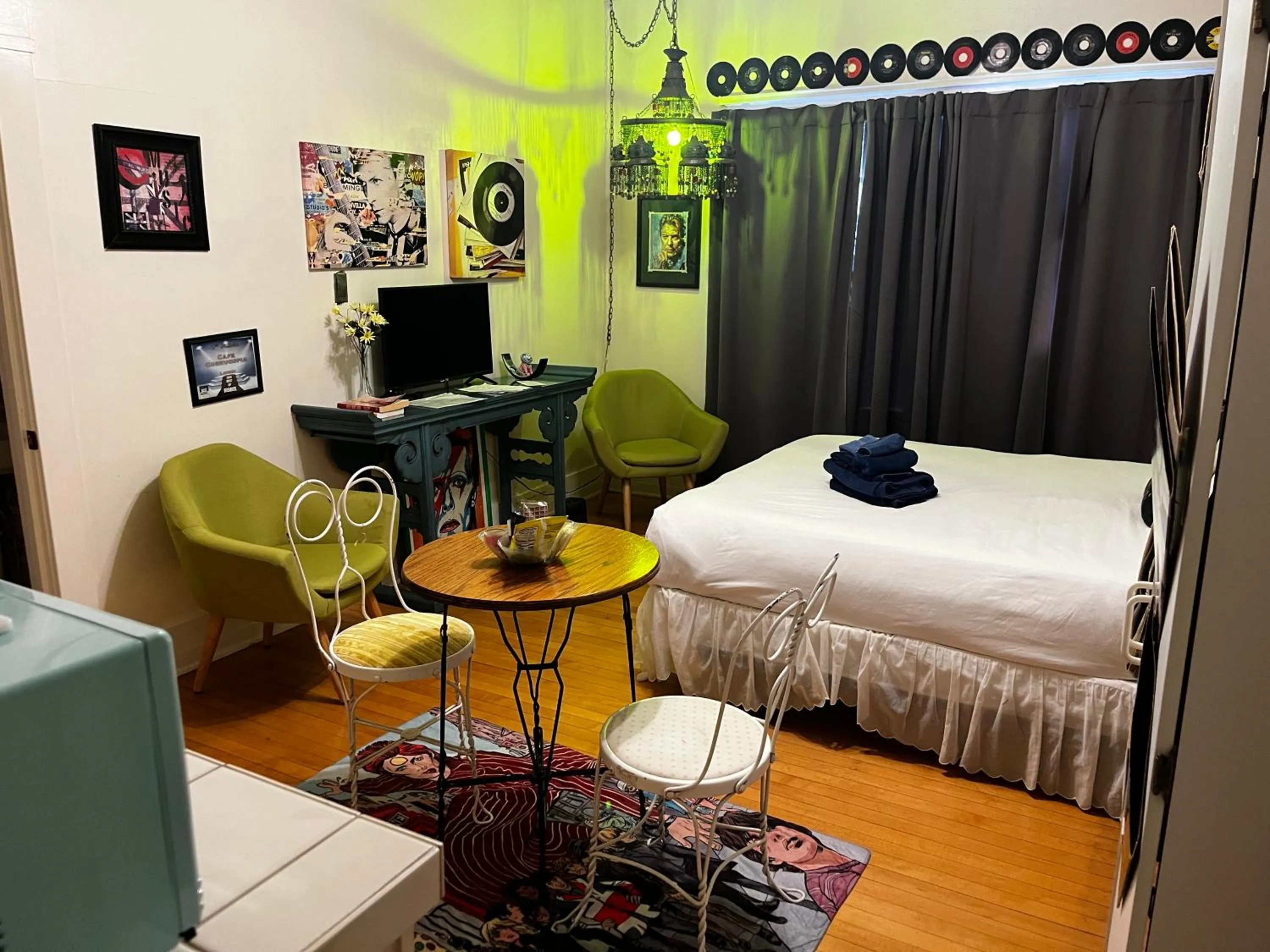 Bed in Greenway Manor