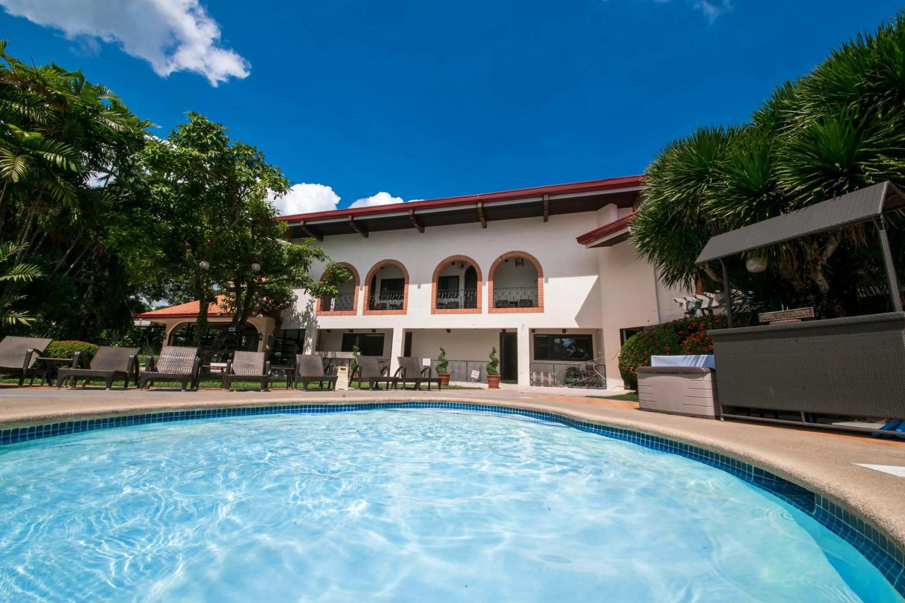 Swimming pool in Montebello Villa Hotel