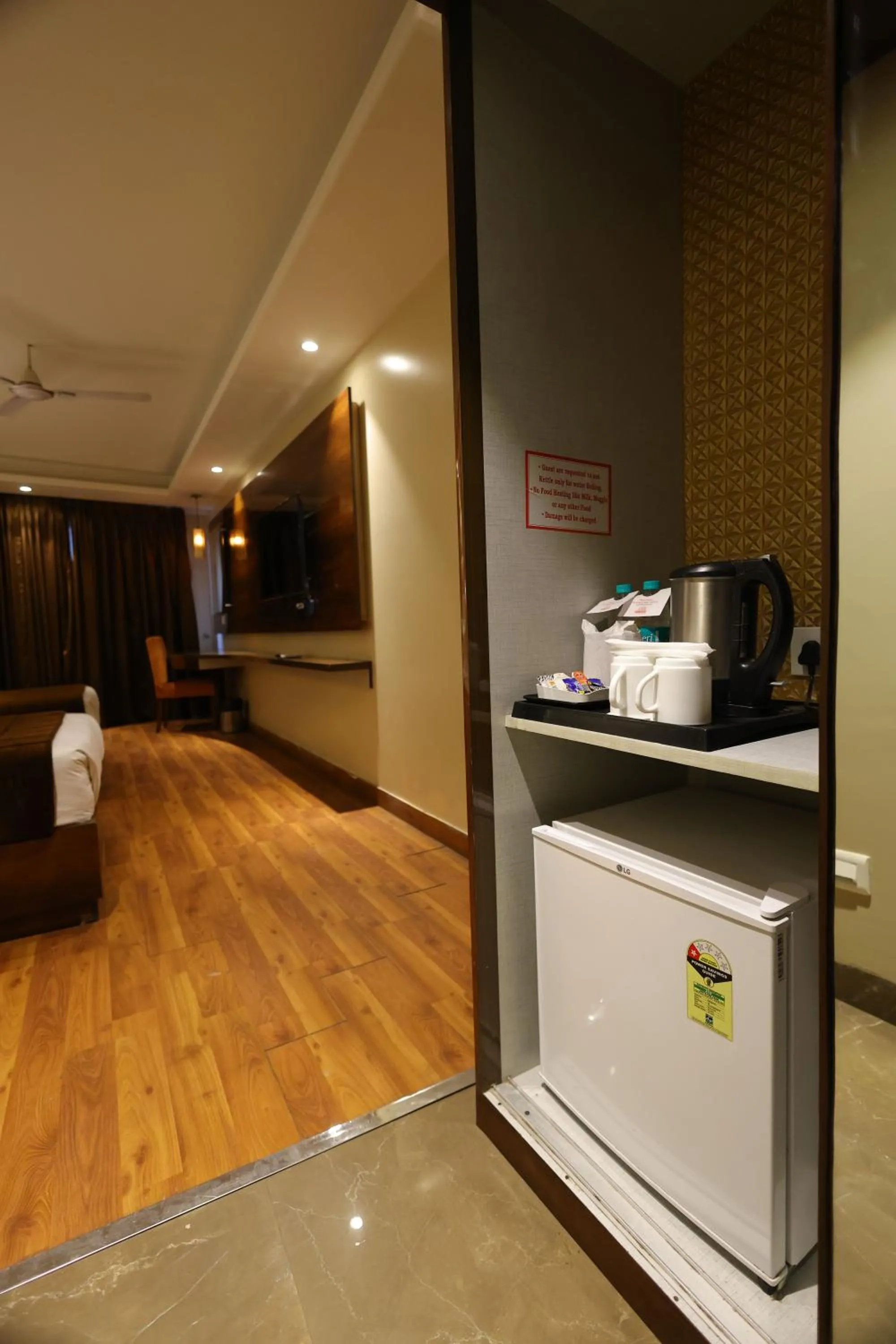 Coffee/tea facilities in Airport Hotel Ramhan Palace Mahipalpur