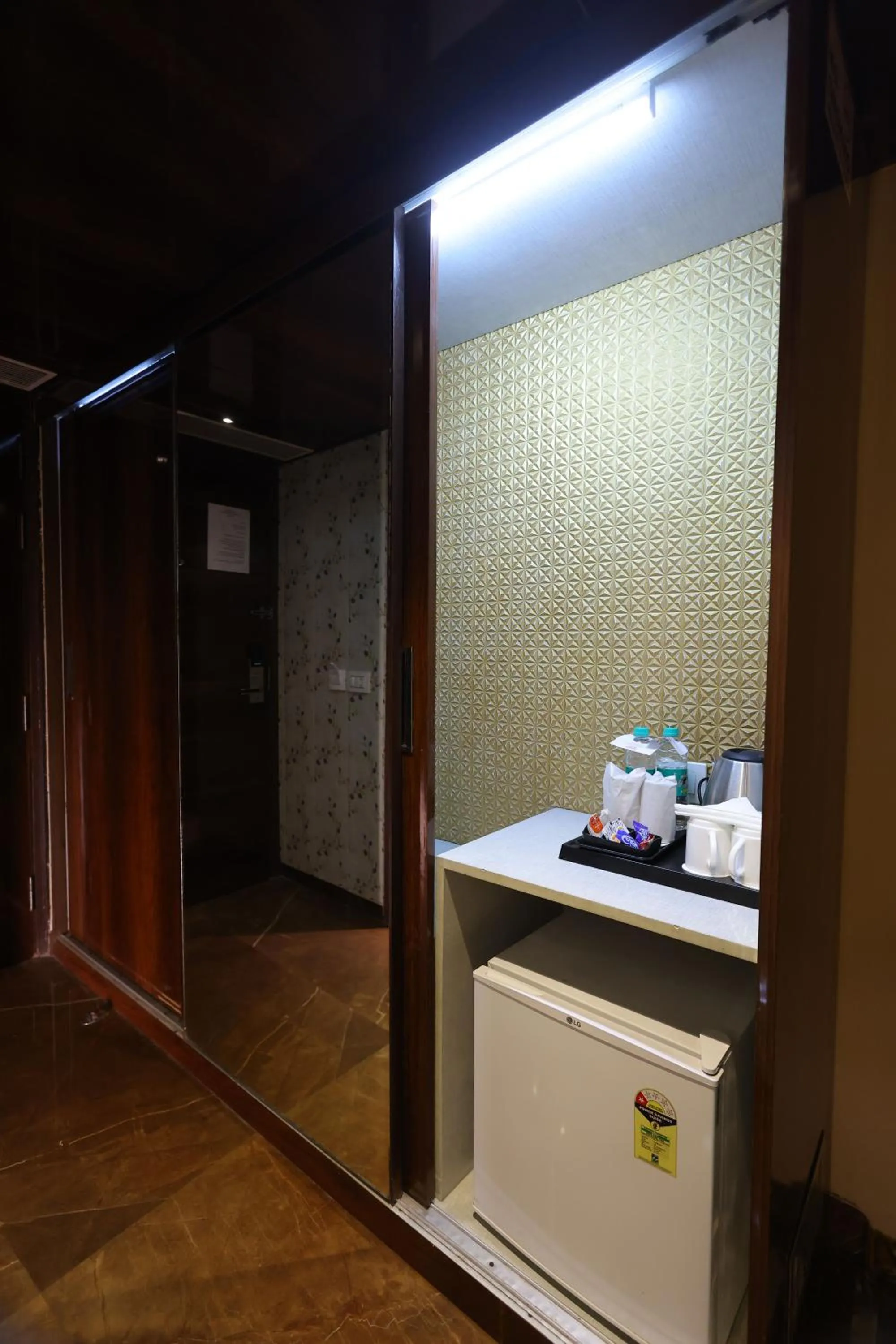 Coffee/tea facilities in Airport Hotel Ramhan Palace Mahipalpur