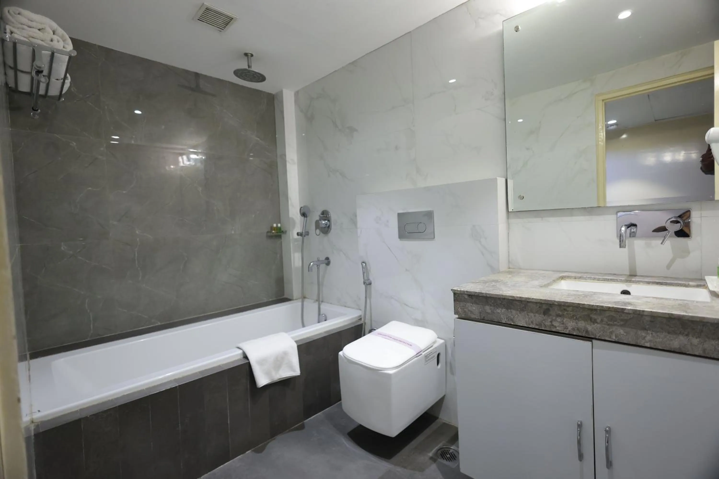 Shower in Airport Hotel Ramhan Palace Mahipalpur