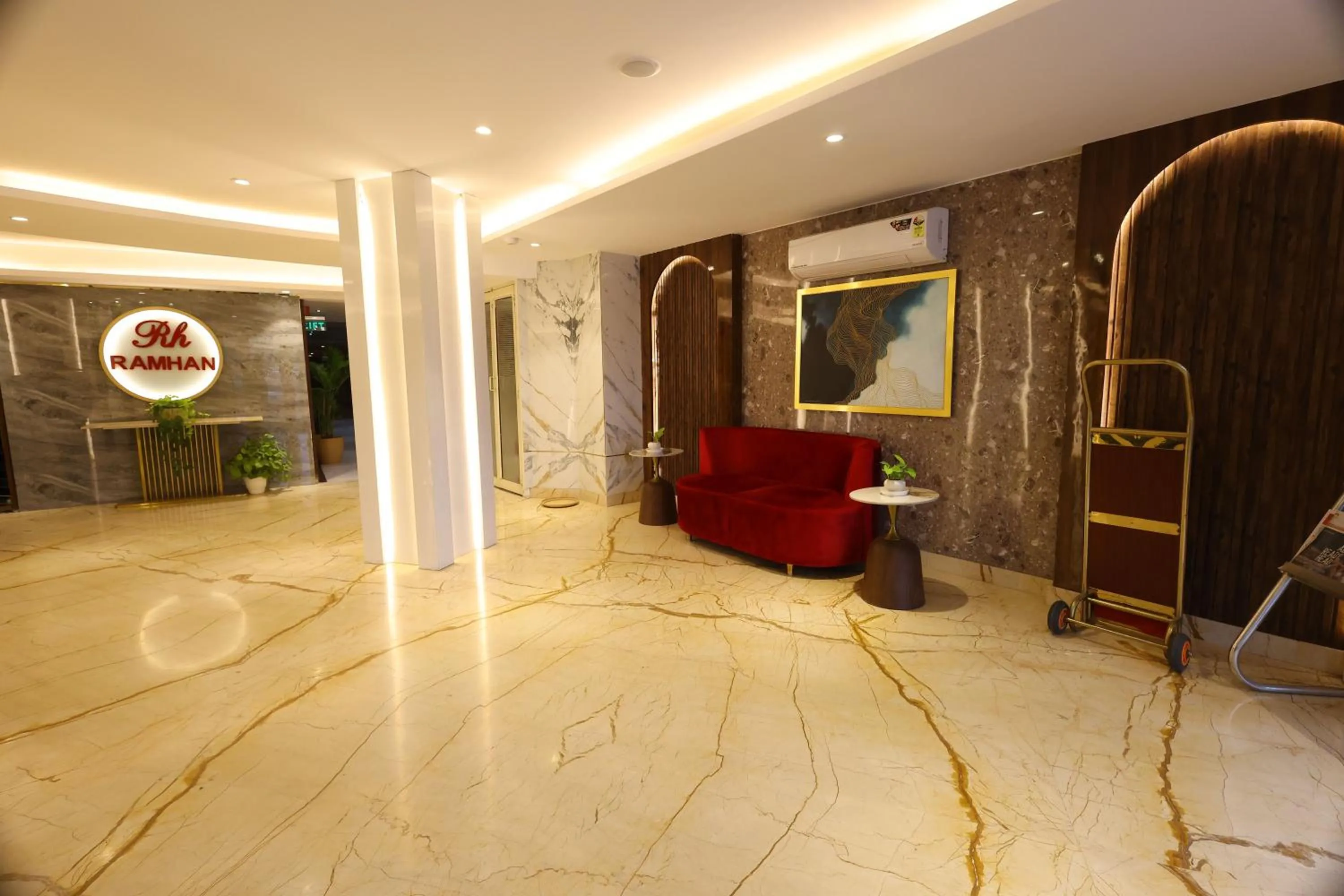 Lobby or reception in Airport Hotel Ramhan Palace Mahipalpur