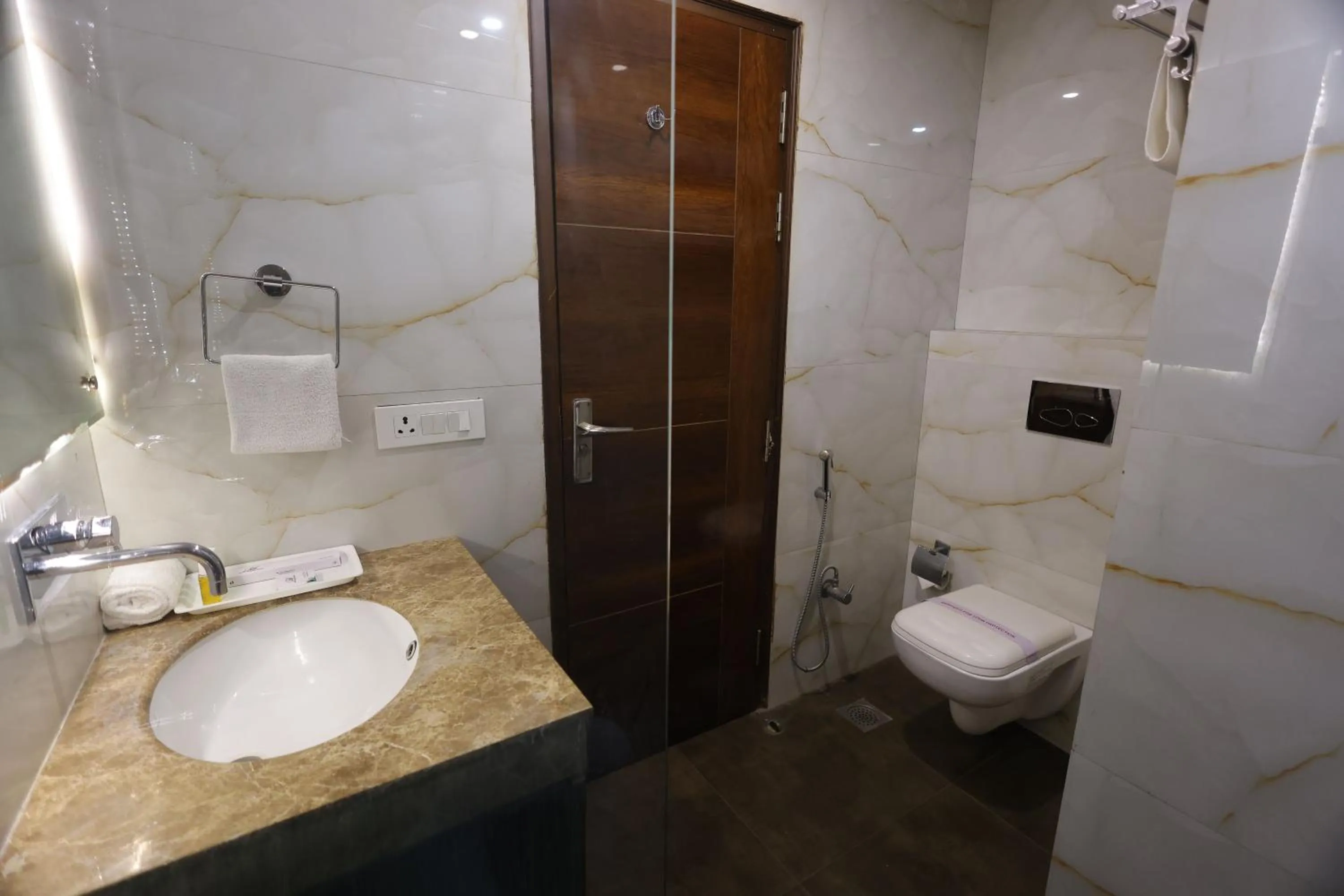 Bathroom in Airport Hotel Ramhan Palace Mahipalpur