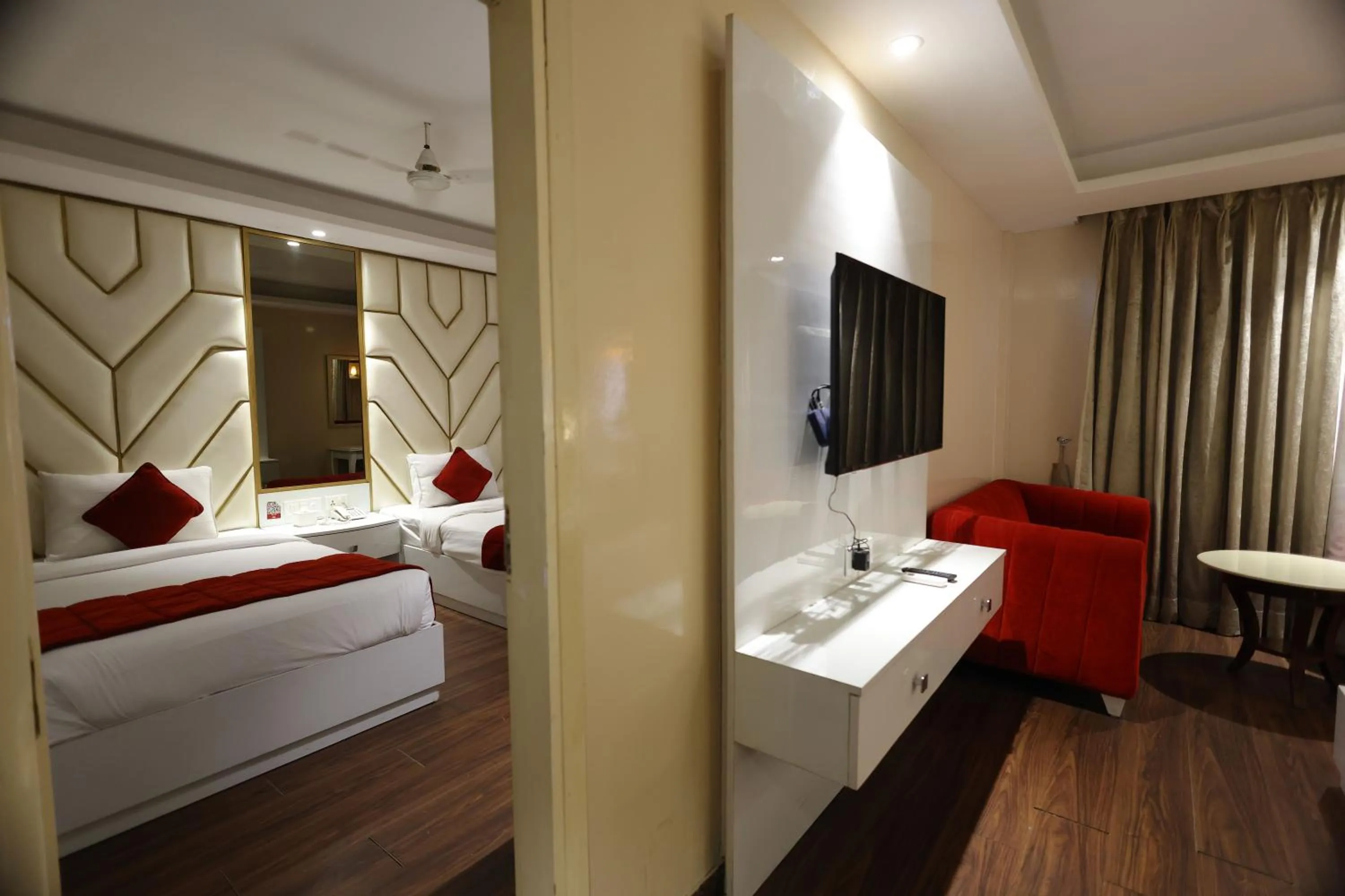 TV and multimedia, Bed in Airport Hotel Ramhan Palace Mahipalpur