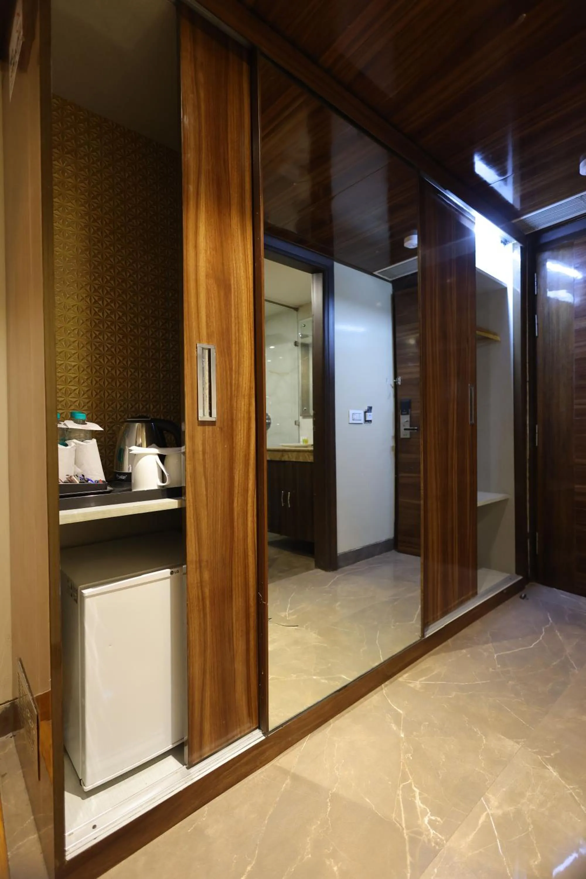 Coffee/tea facilities in Airport Hotel Ramhan Palace Mahipalpur