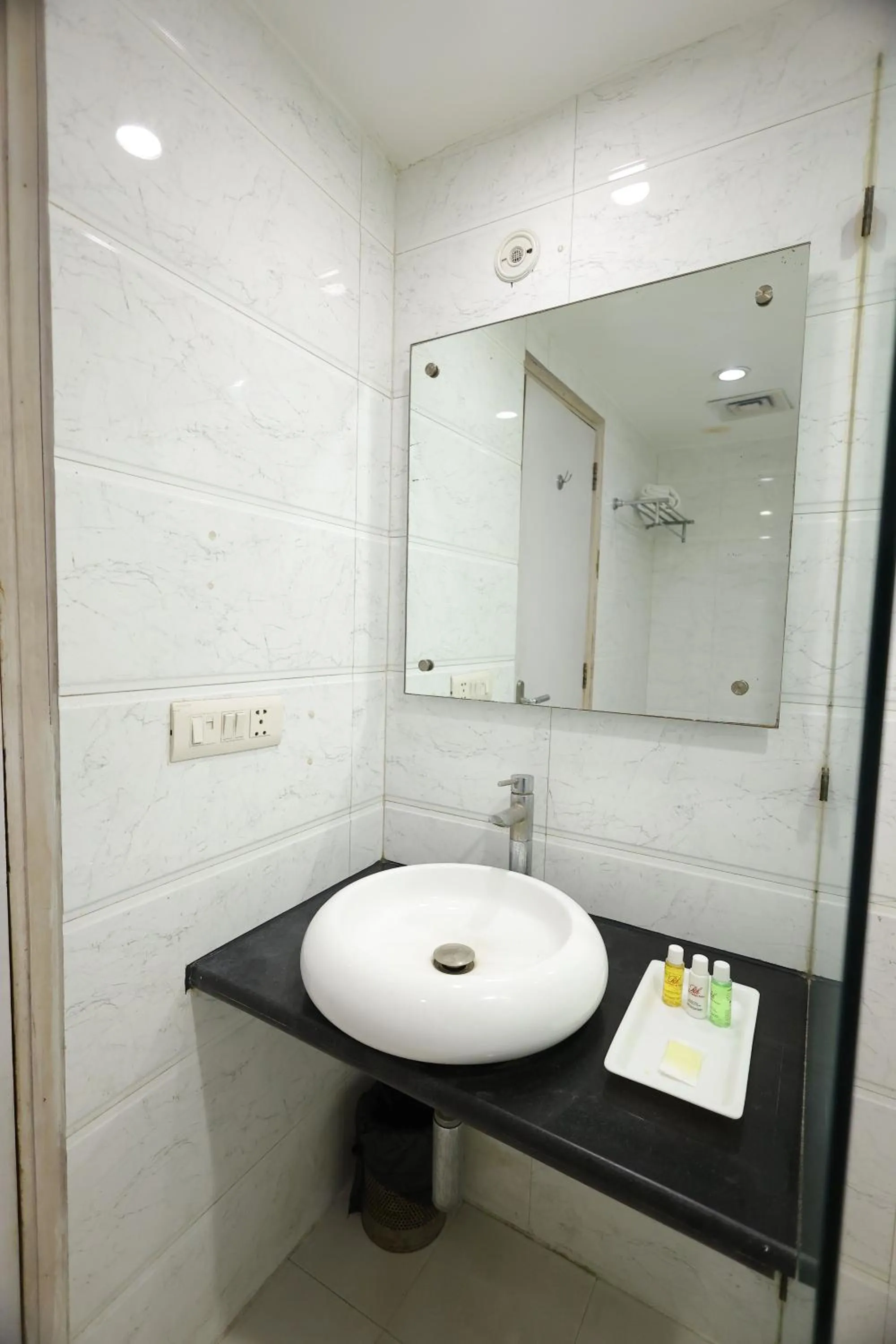 Bathroom in Airport Hotel Ramhan Palace Mahipalpur