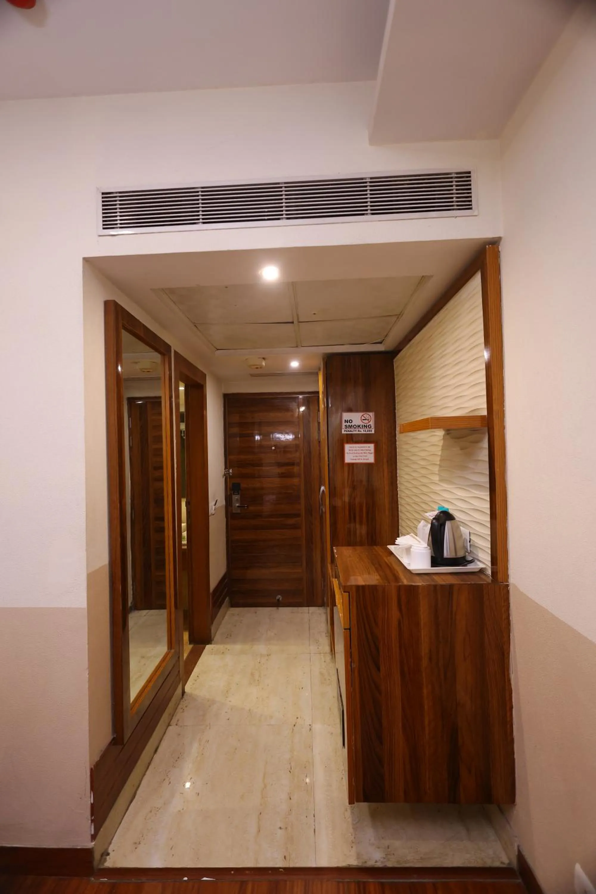 Coffee/tea facilities in Airport Hotel Ramhan Palace Mahipalpur