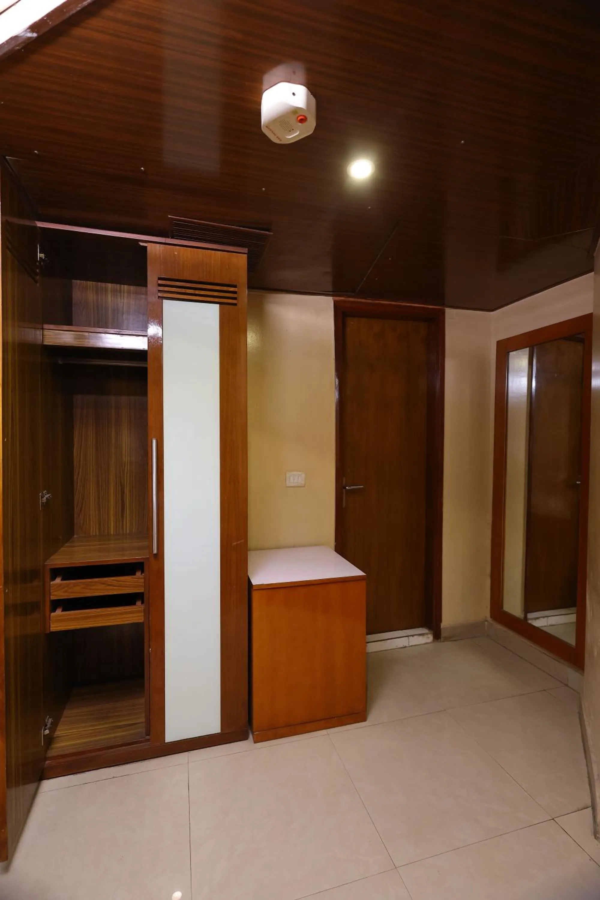 wardrobe in Airport Hotel Ramhan Palace Mahipalpur
