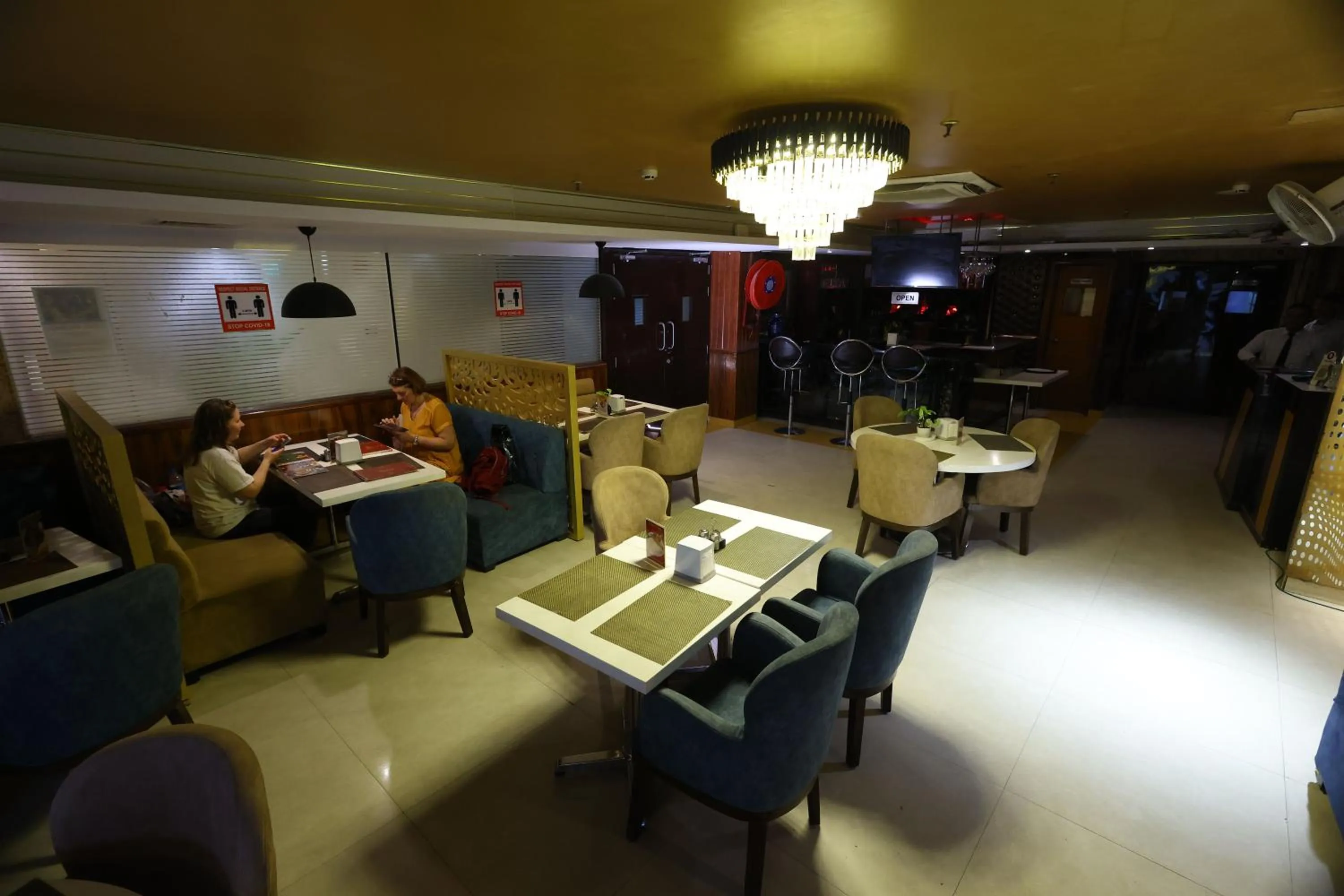 Restaurant/places to eat in Airport Hotel Ramhan Palace Mahipalpur