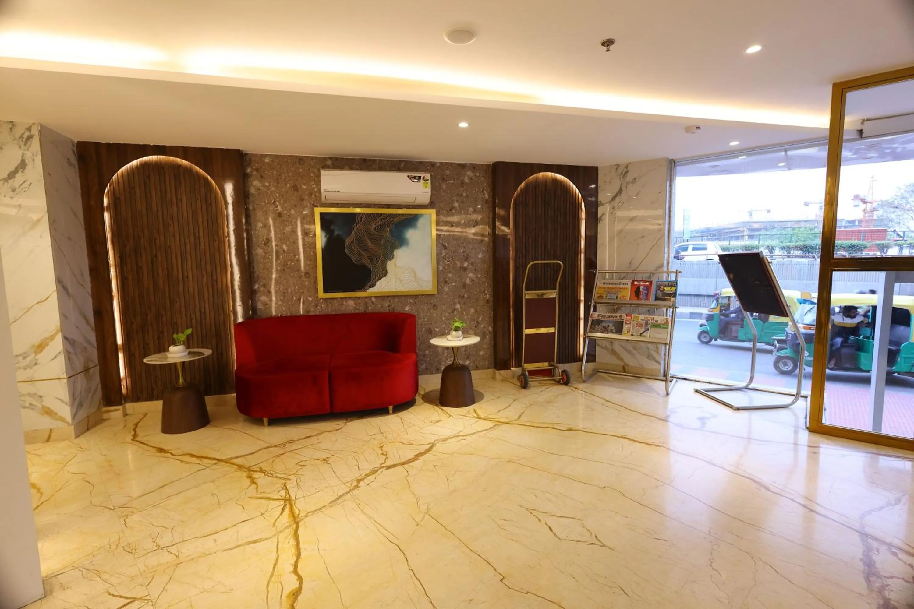 Seating area in Airport Hotel Ramhan Palace Mahipalpur