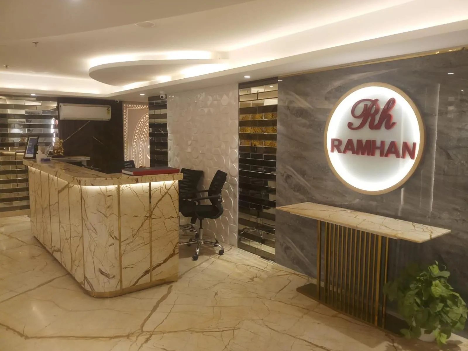 Lobby or reception in Airport Hotel Ramhan Palace Mahipalpur