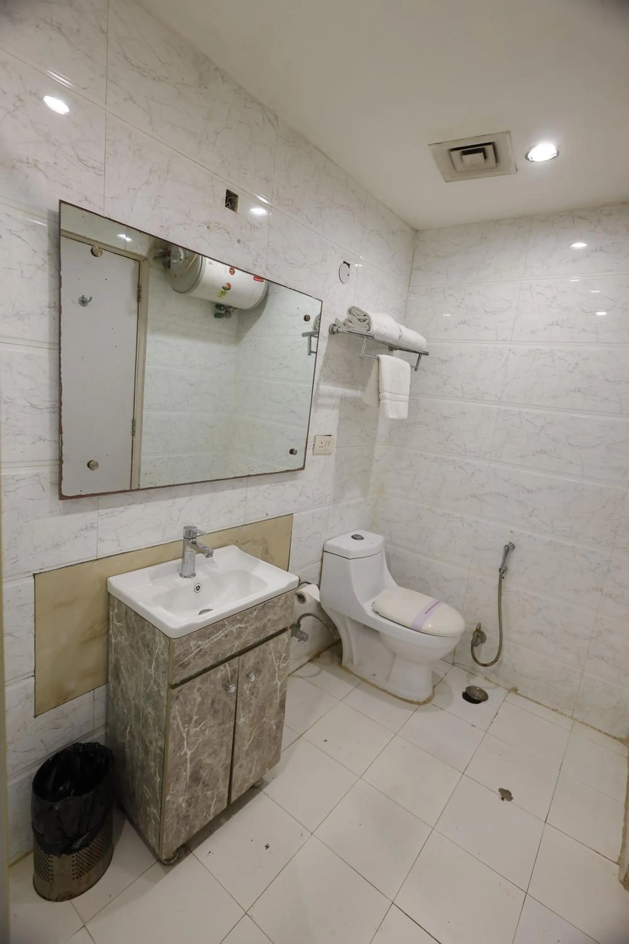 Shower in Airport Hotel Ramhan Palace Mahipalpur