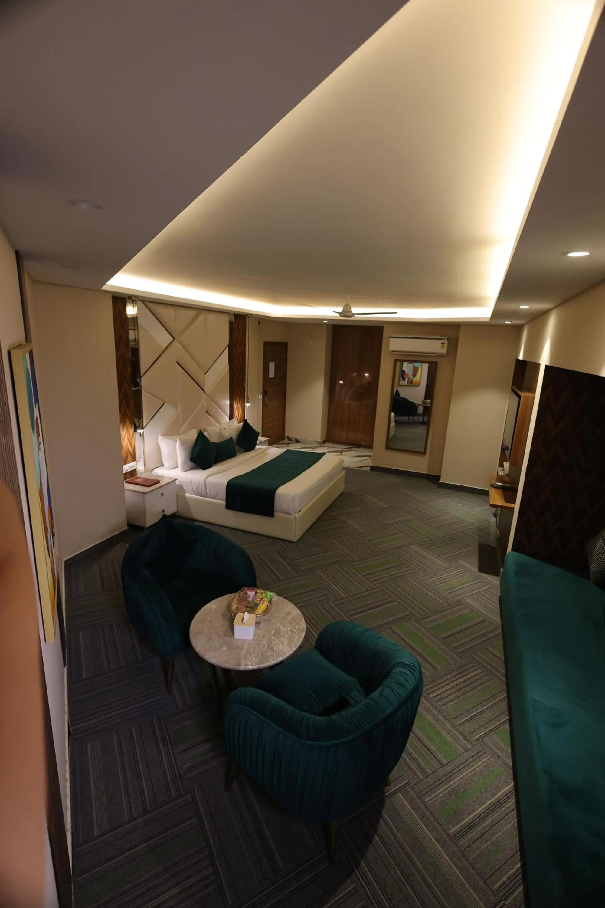 Photo of the whole room, Bed in Airport Hotel Ramhan Palace Mahipalpur