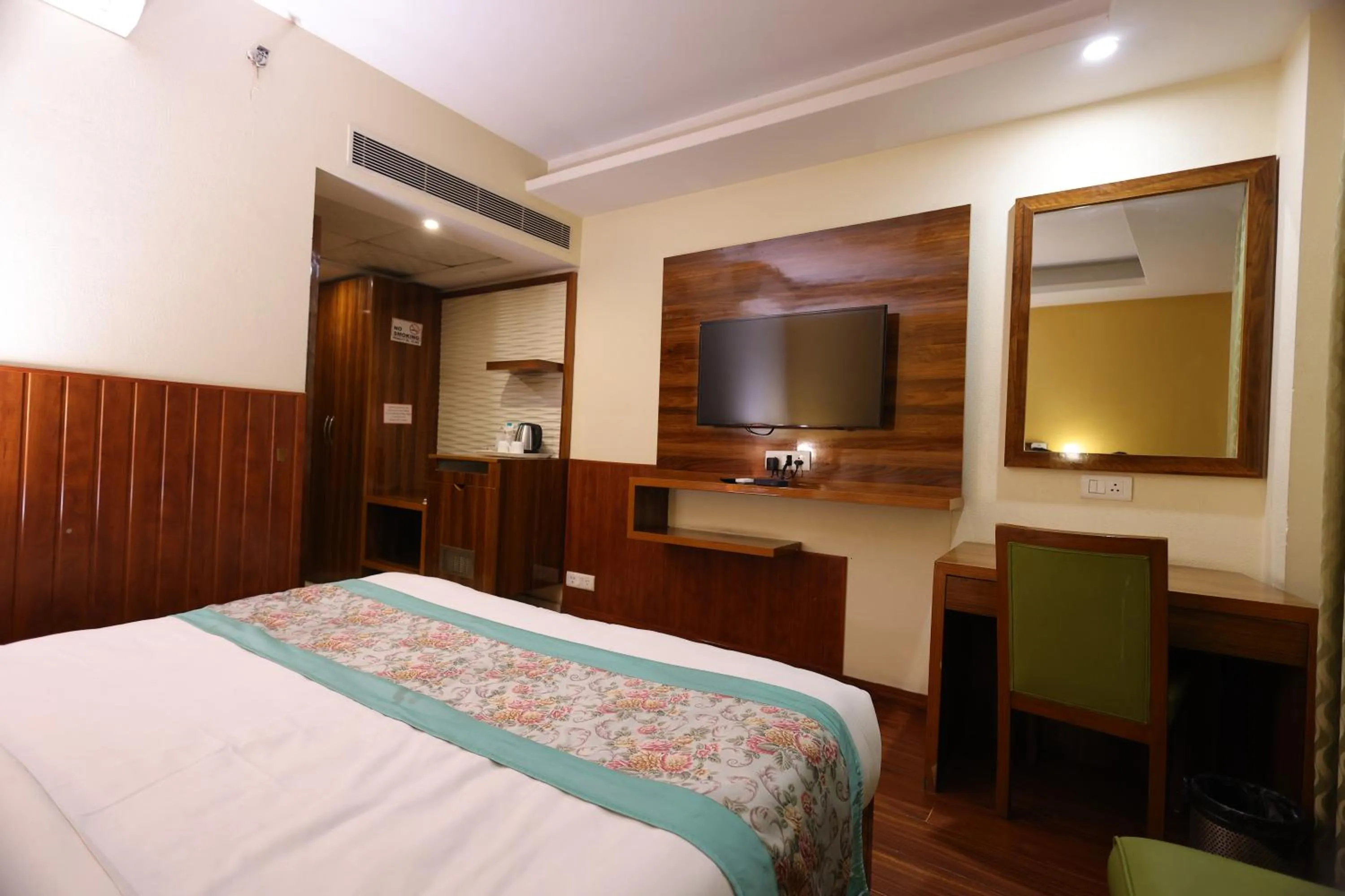 TV and multimedia, Bed in Airport Hotel Ramhan Palace Mahipalpur