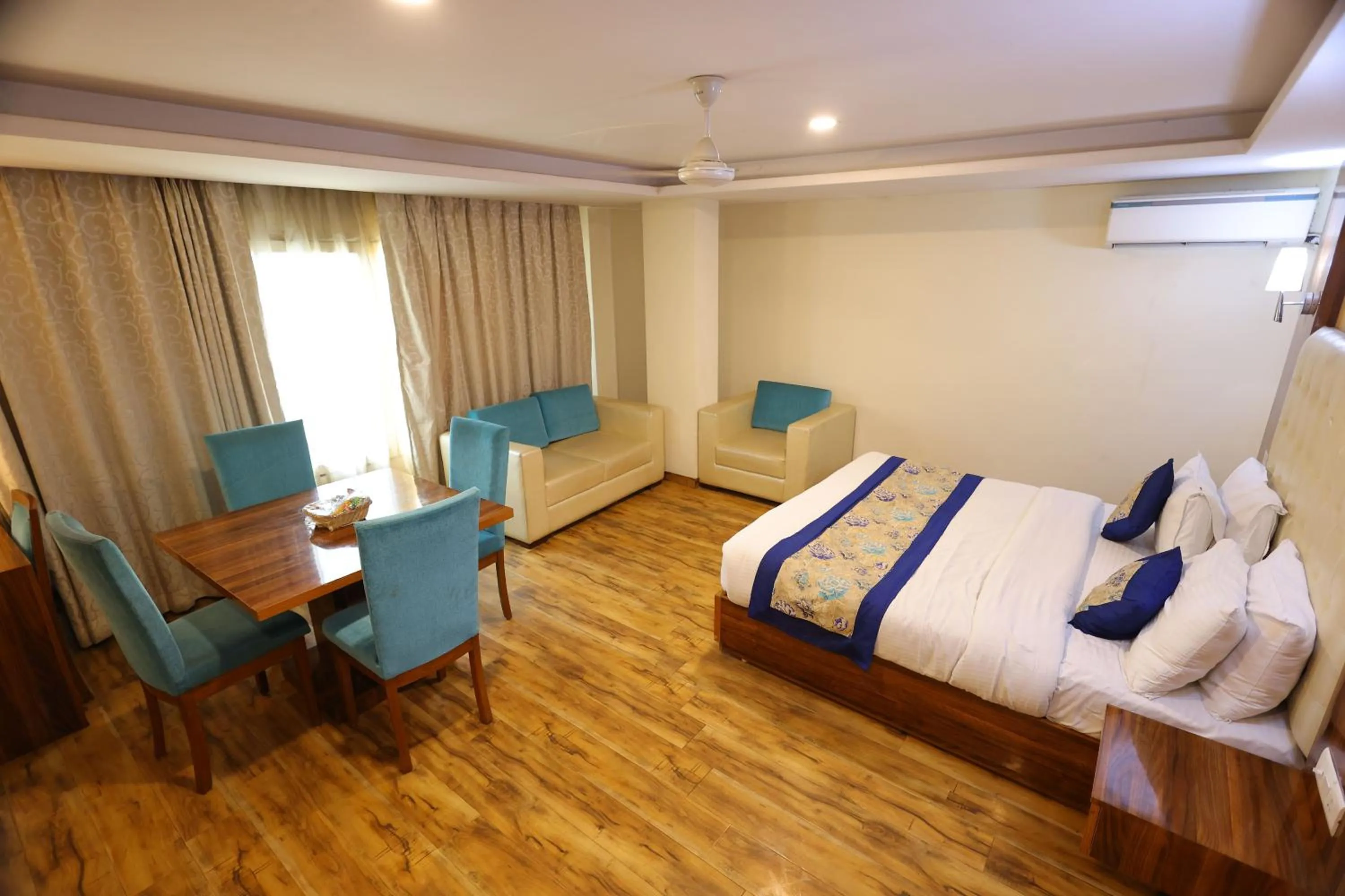 Photo of the whole room, Bed in Airport Hotel Ramhan Palace Mahipalpur