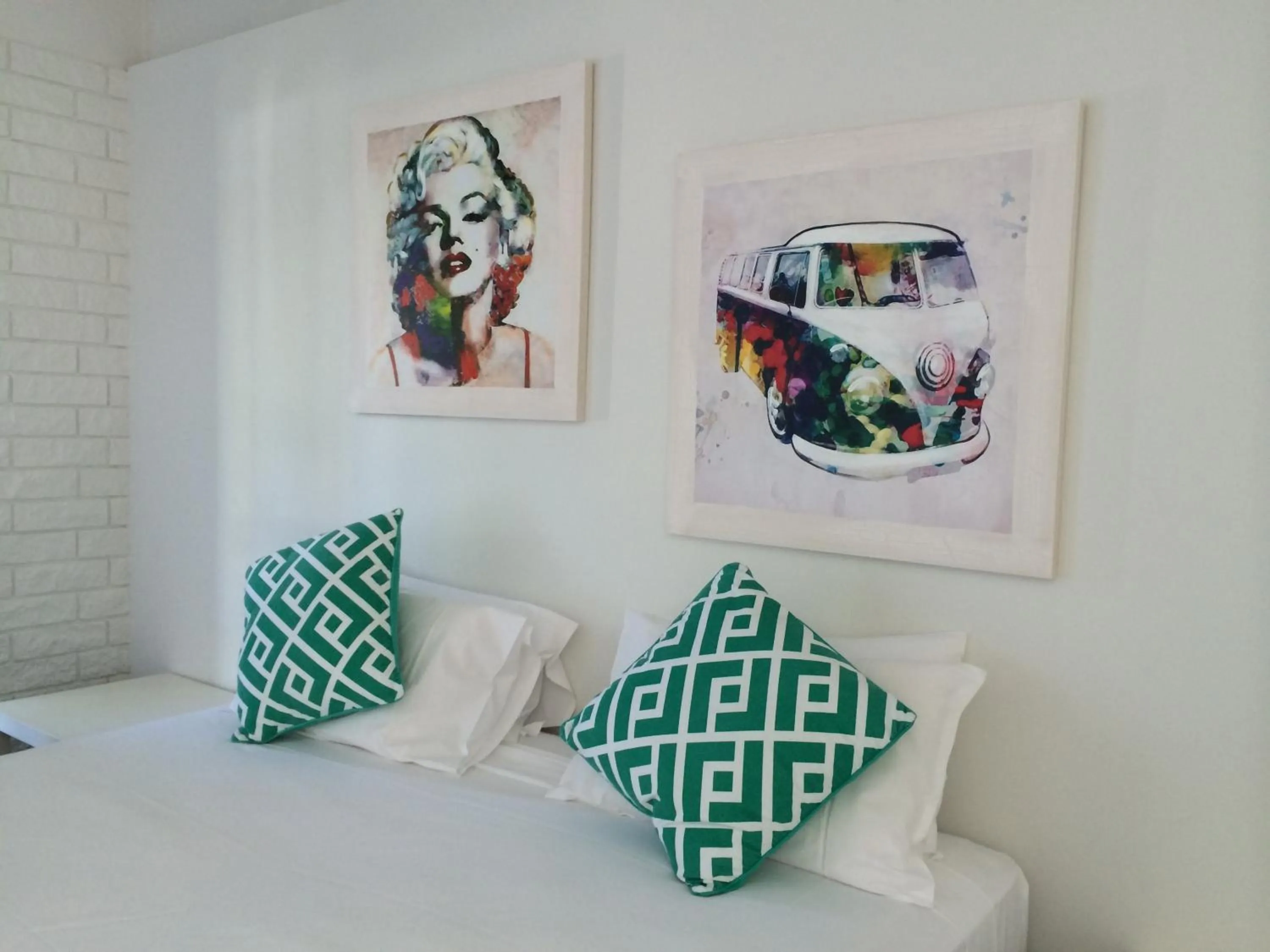 Decorative detail, Bed in Arcadia Village Motel