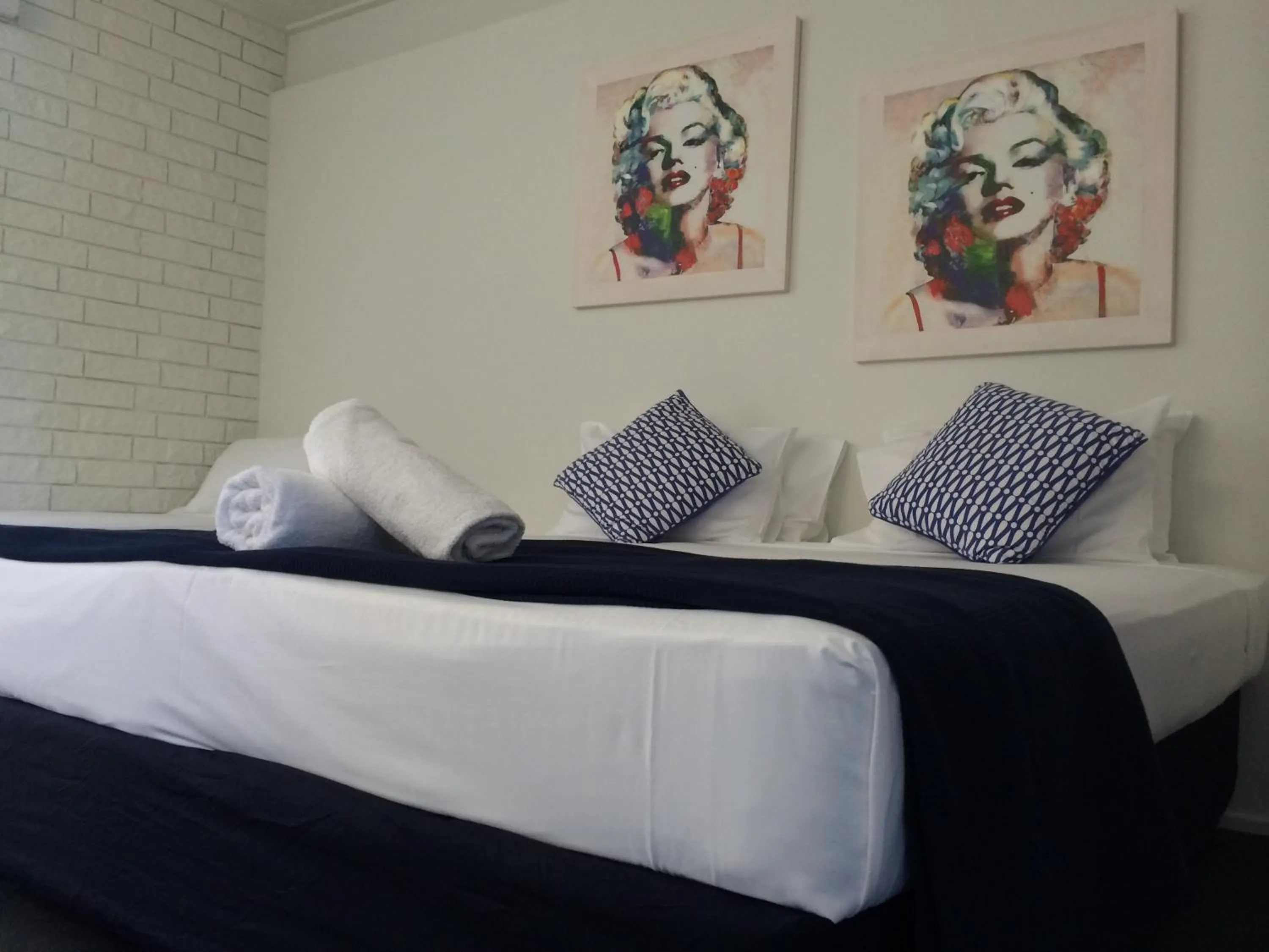 Bed in Arcadia Village Motel