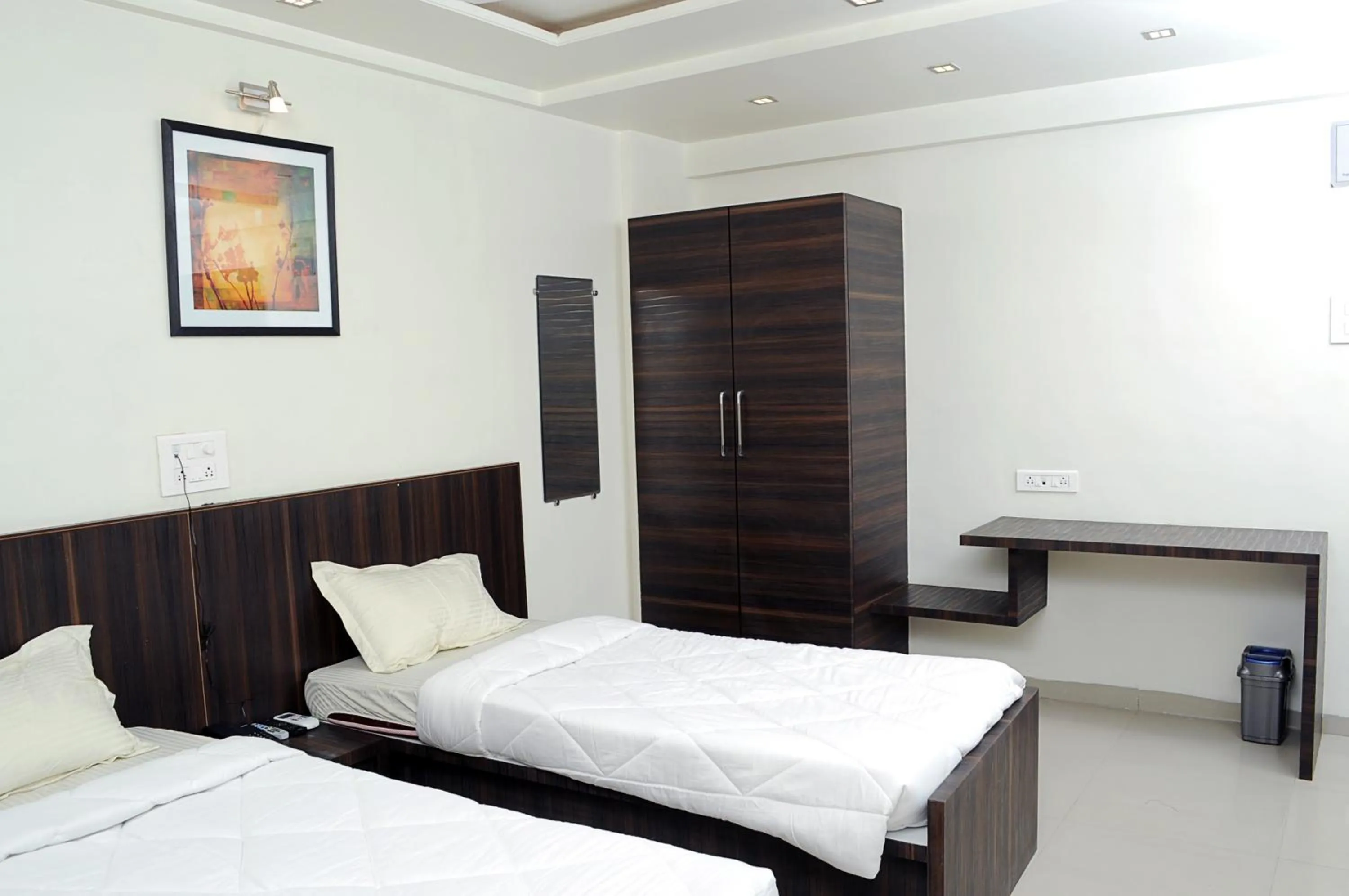 Breakfast, Bed in Hotel Suresh Inn