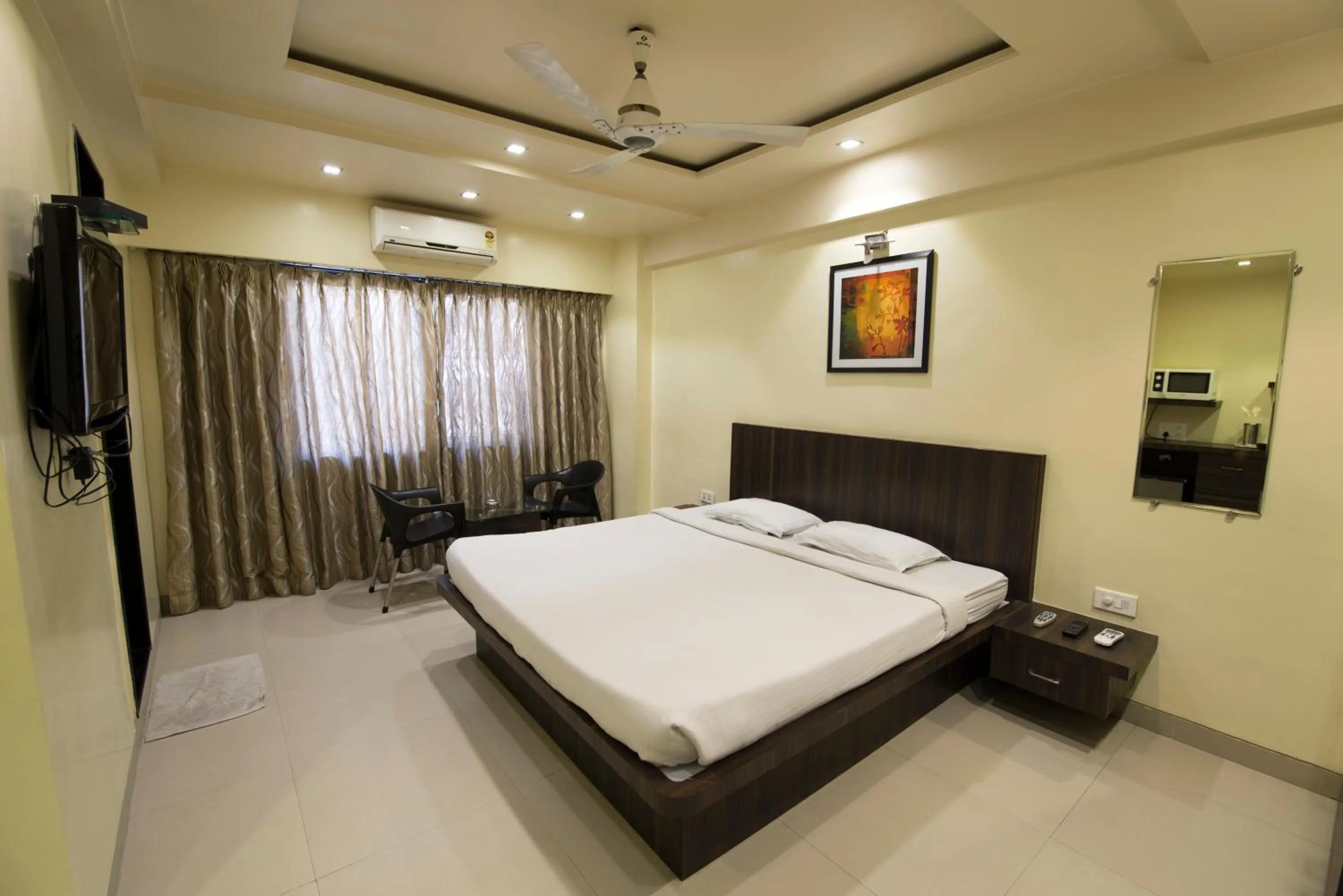 Bed in Hotel Suresh Inn
