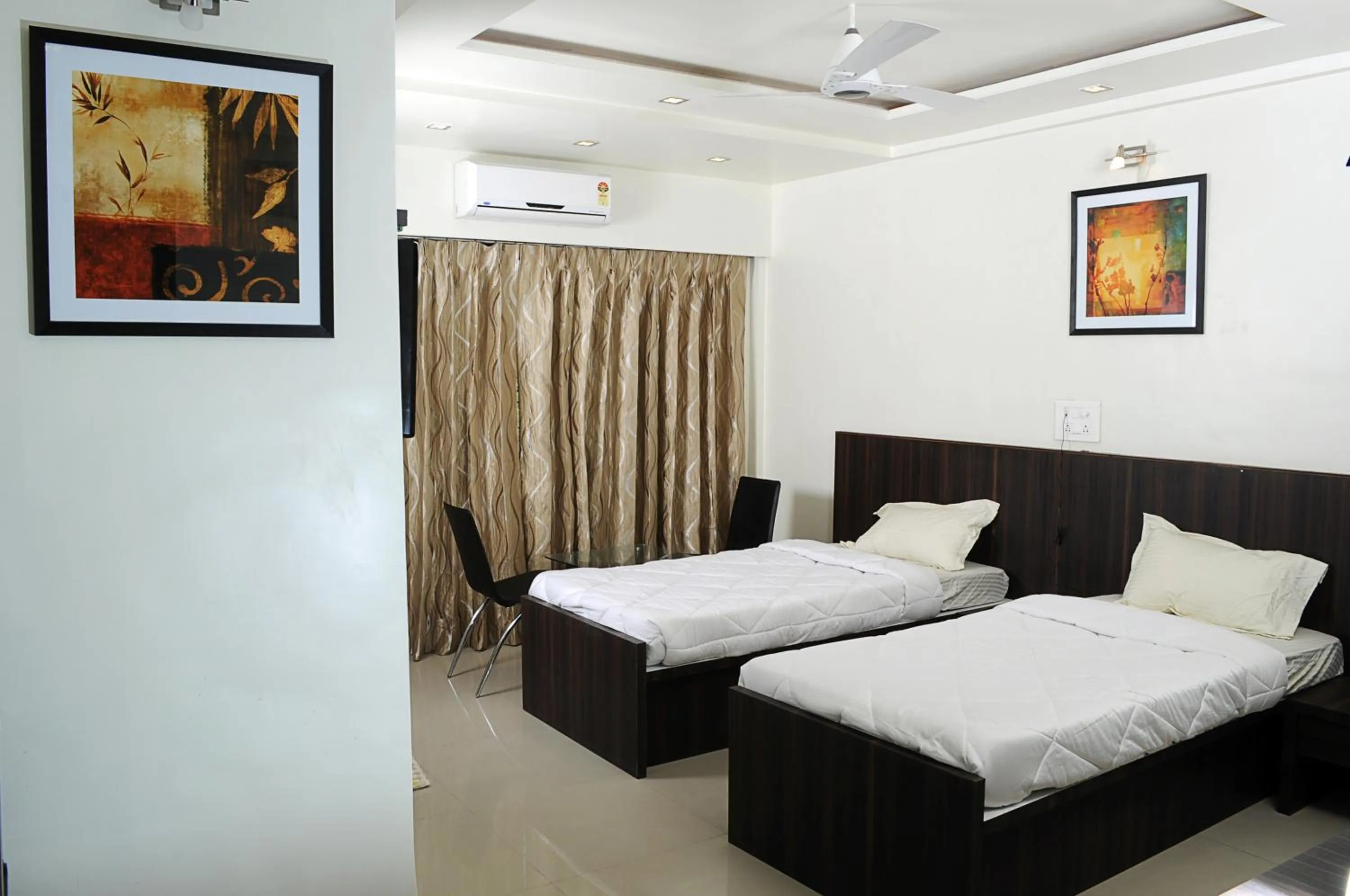 Bed in Hotel Suresh Inn