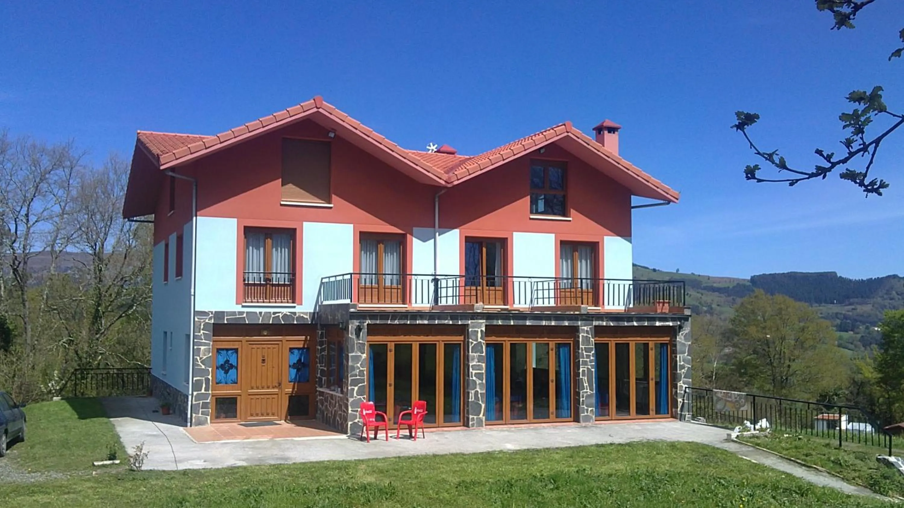 Facade/entrance in Mendi Alai