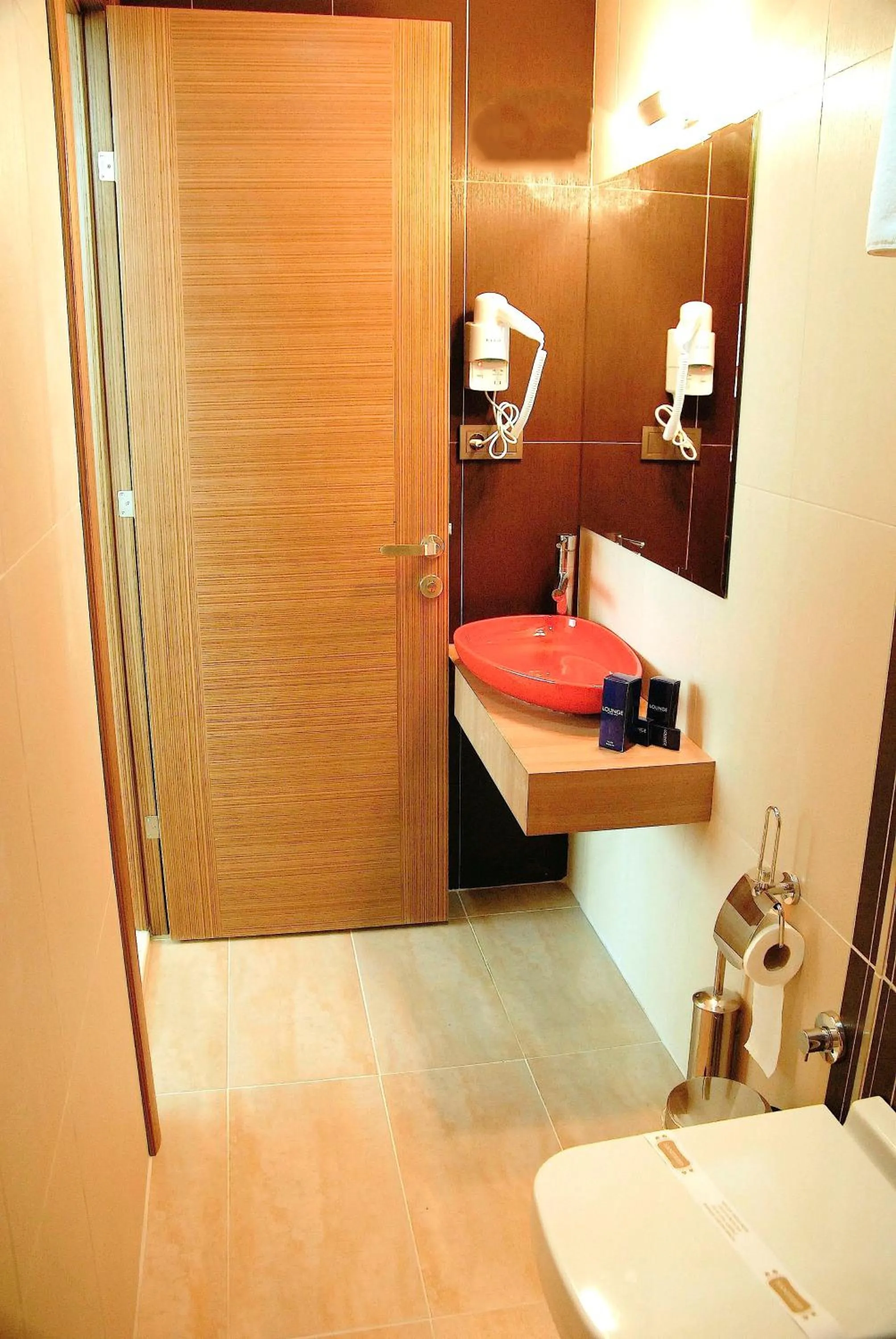 Bathroom, Bed in Lounge Hotel