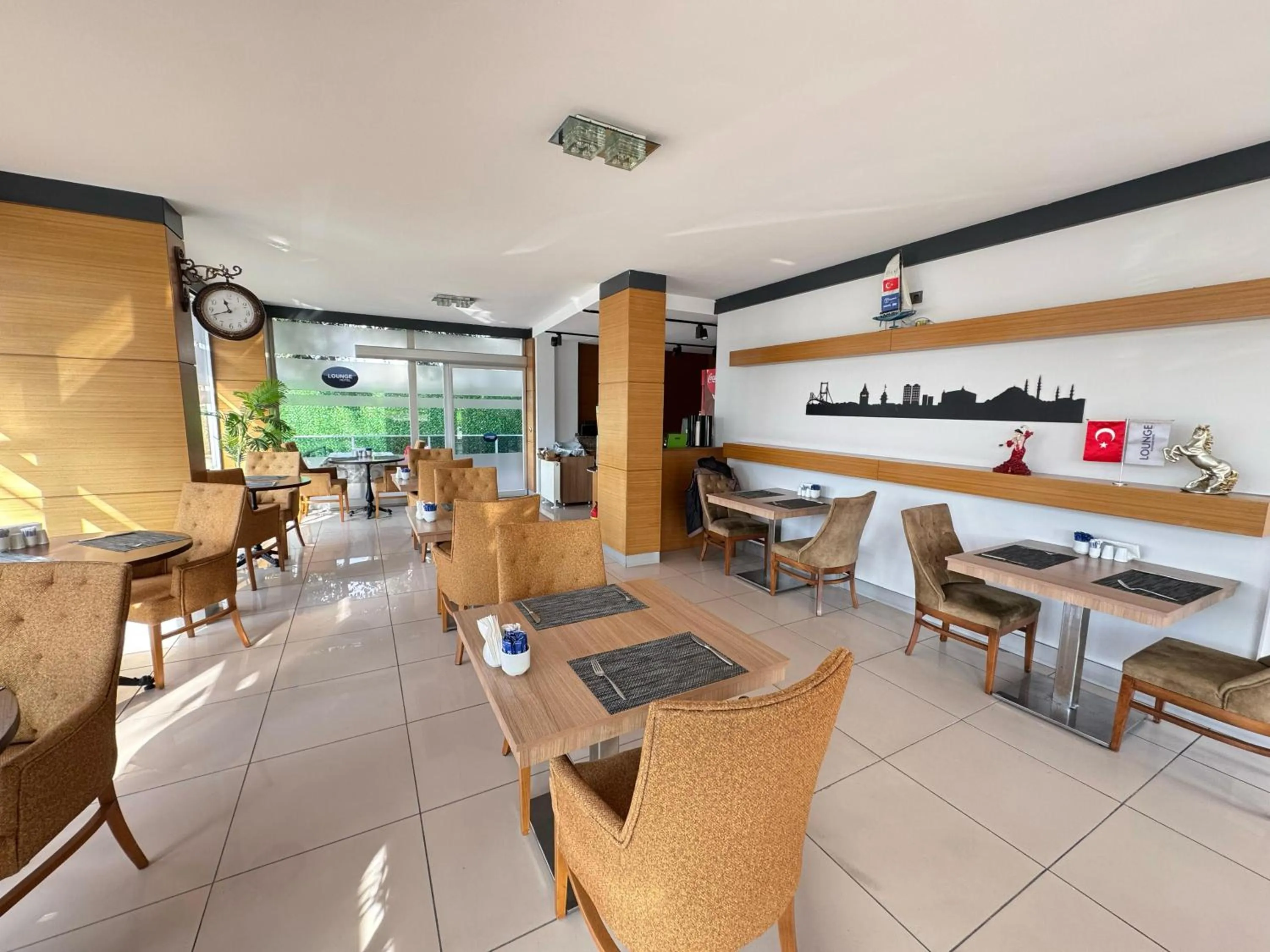 Restaurant/places to eat in Lounge Hotel