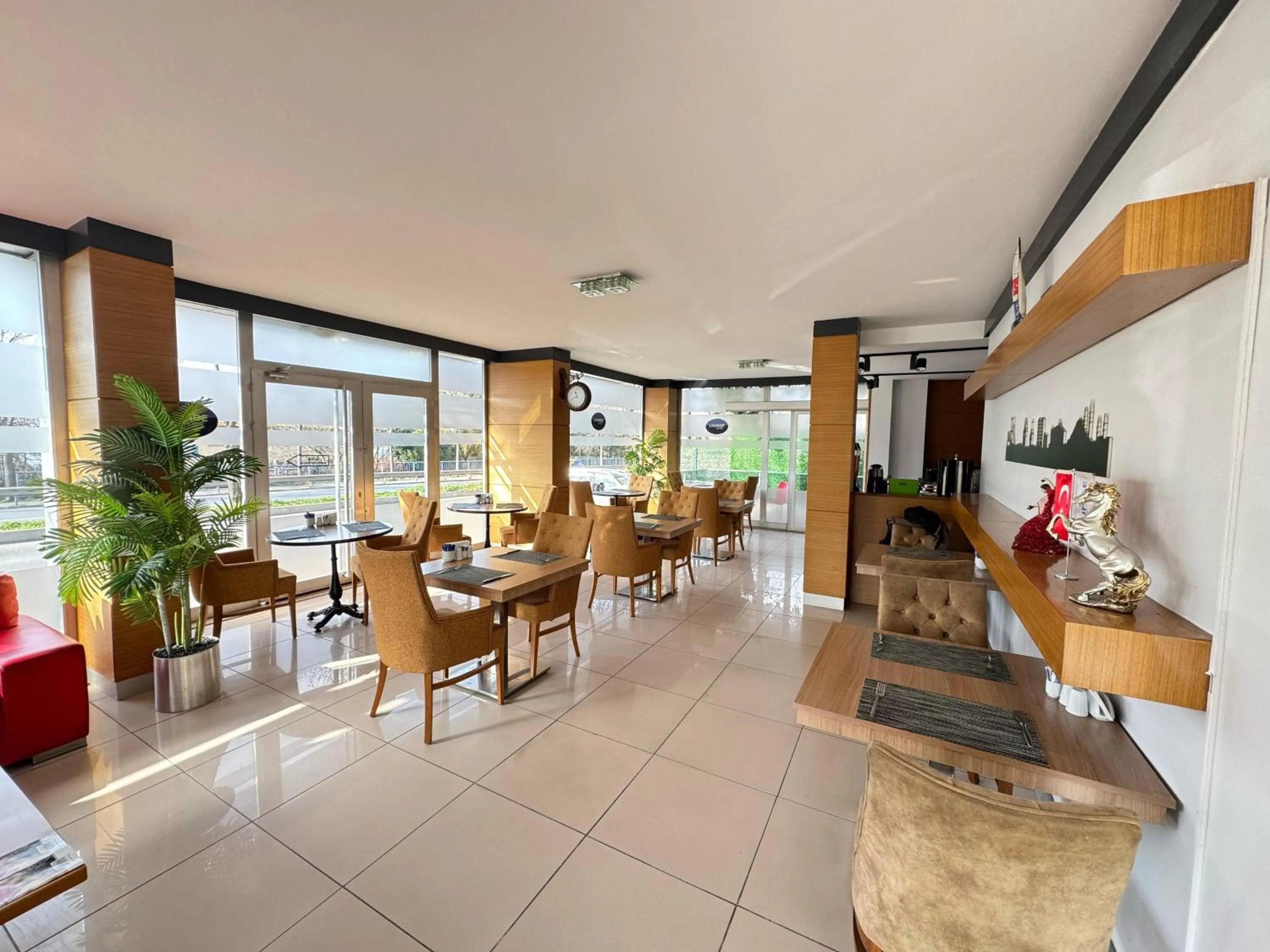 Restaurant/places to eat in Lounge Hotel