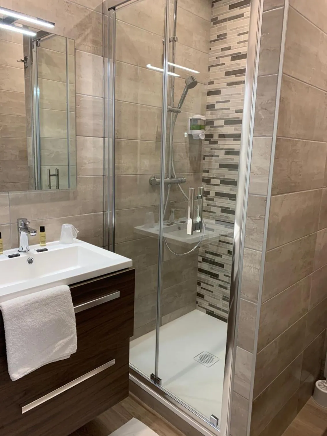 Shower in La Bonbonniere - Sure Hotel Collection by Best Western
