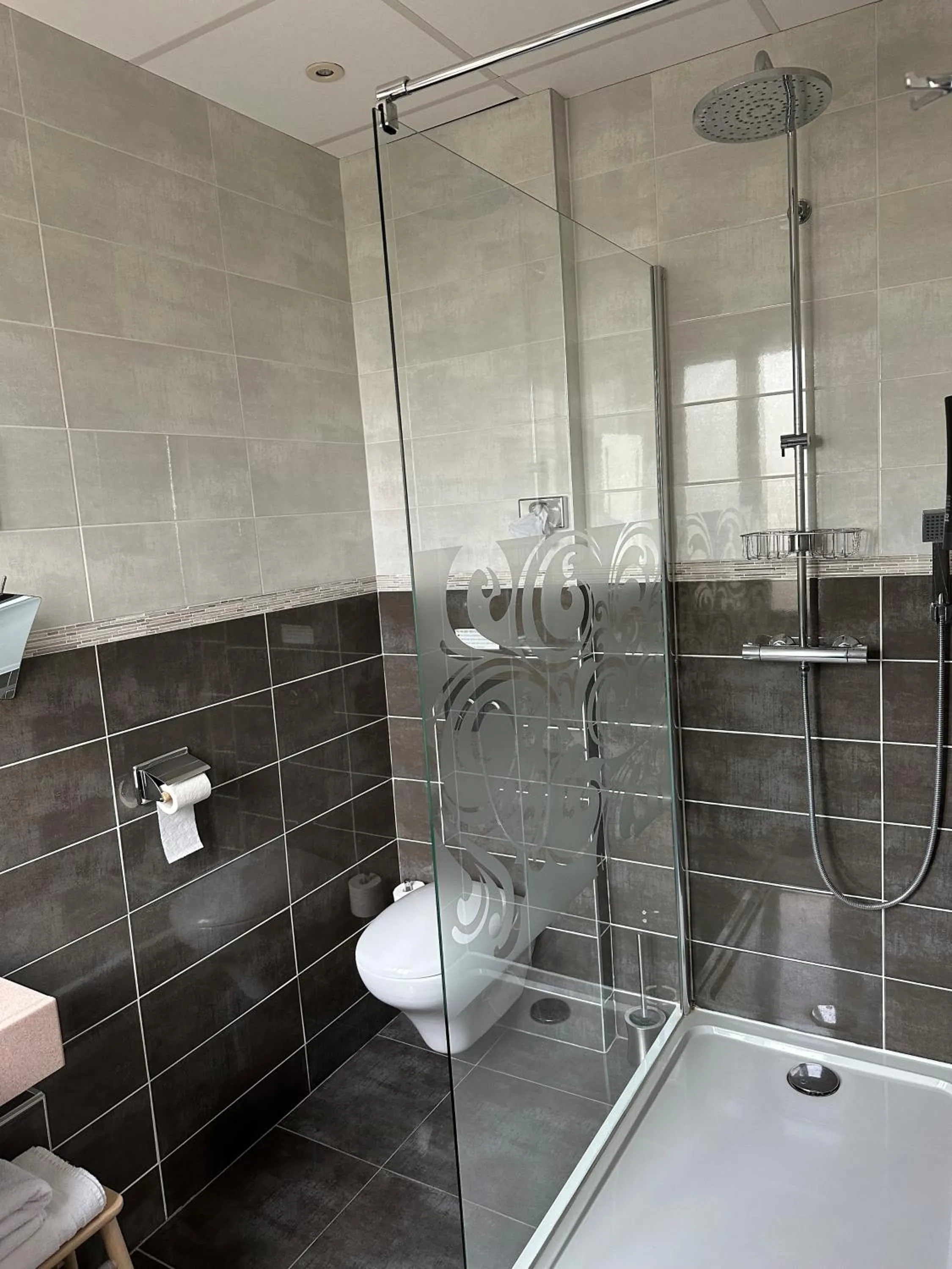 Shower in La Bonbonniere - Sure Hotel Collection by Best Western