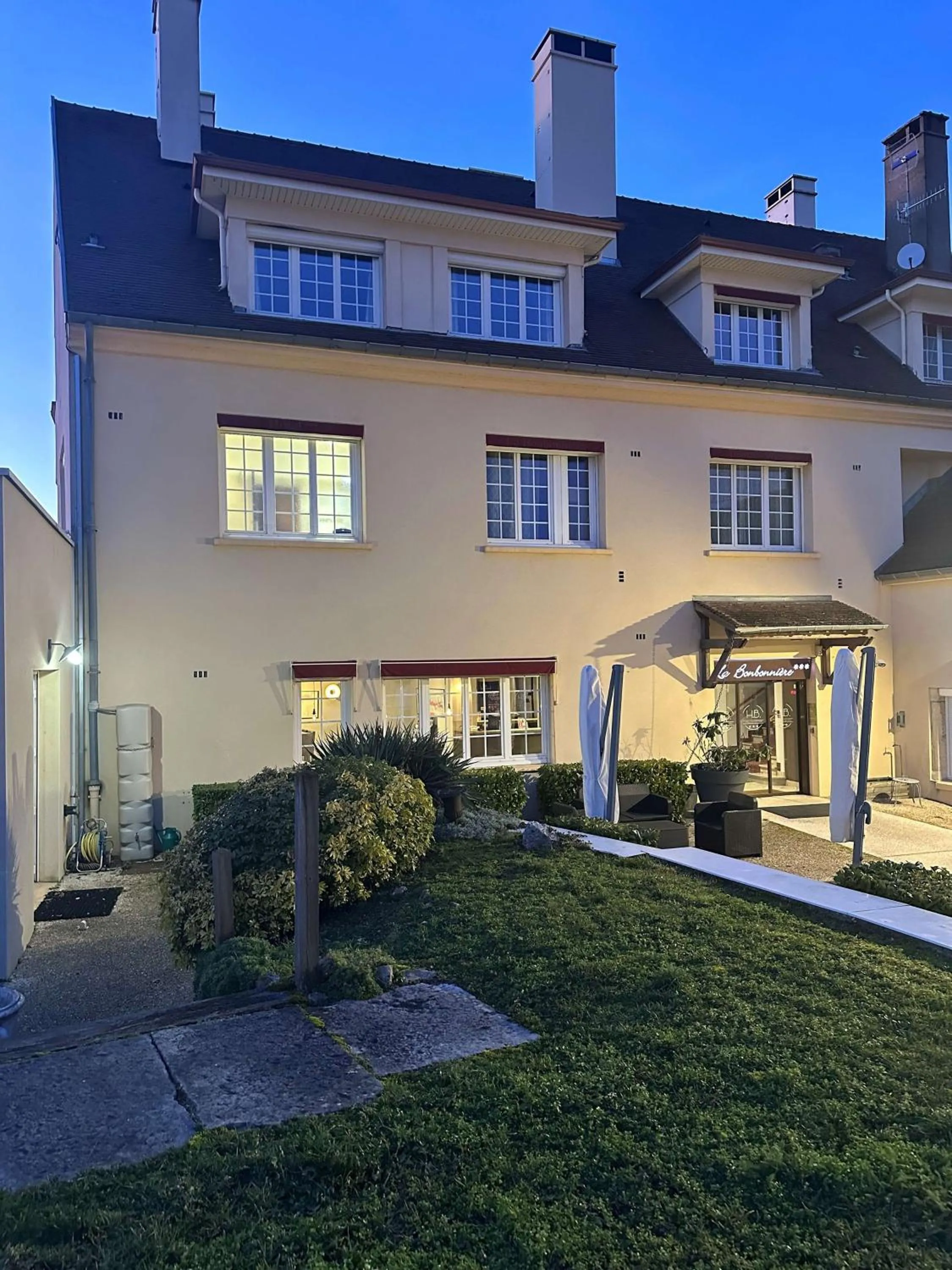 Property building in La Bonbonniere - Sure Hotel Collection by Best Western